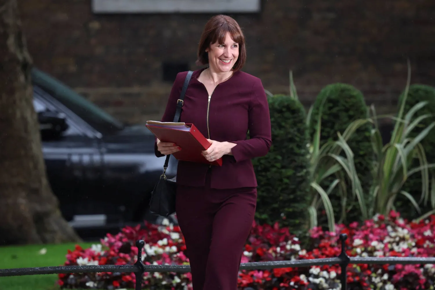 وزيرة المالية البريطانية راشيل ريفز تسير خارج «داونينغ ستريت» في يوم الاجتماع الأول لمجلس الوزراء (رويترز)