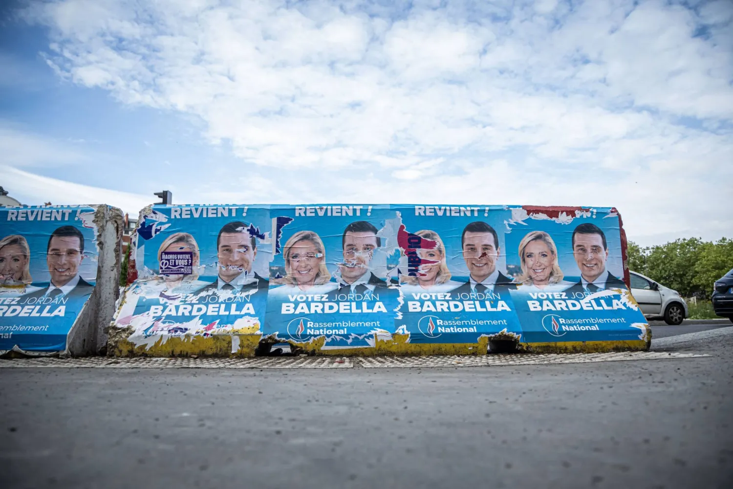 ملصقات انتخابية لمارين لوبن وجوردان بارديلا من حزب «التجمع الوطني» اليميني المتطرف بالقرب من مقر الحزب بعد يوم واحد من هزيمتهما في الجولة الثانية من الانتخابات البرلمانية بباريس (إ.ب.أ)