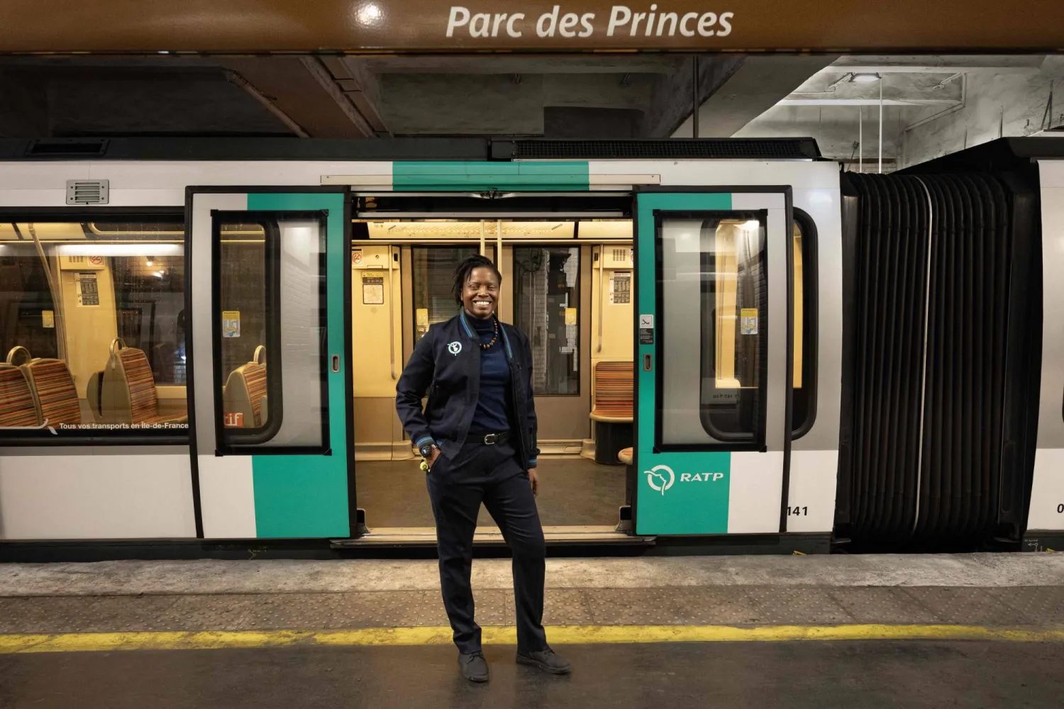 سائقة مترو باريس أستريد تقف خلال جلسة تصوير في محطة مترو «Porte de Saint-Cloud» في باريس (أ.ف.ب)