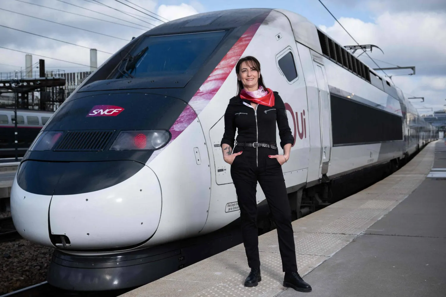 ماغالي سائقة قطار «TGV» فائق السرعة لشركة السكك الحديدية الوطنية الفرنسية في باريس (أ.ف.ب)