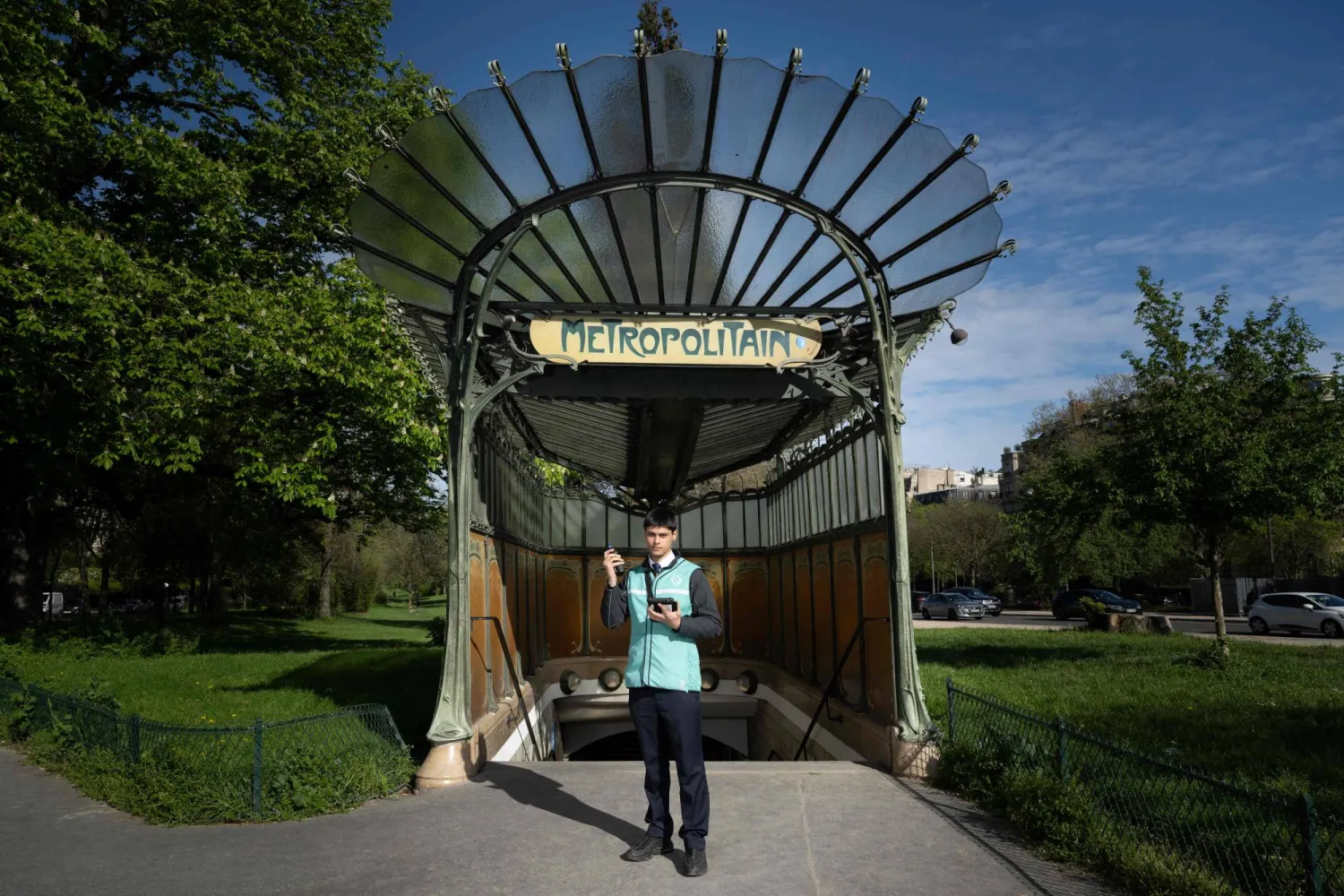 فلوريان مضيف محطة مترو «RATP» الباريسية يقف عند مخرج «Guimard» من محطة مترو «Porte Dauphine» في باريس (أ.ف.ب)