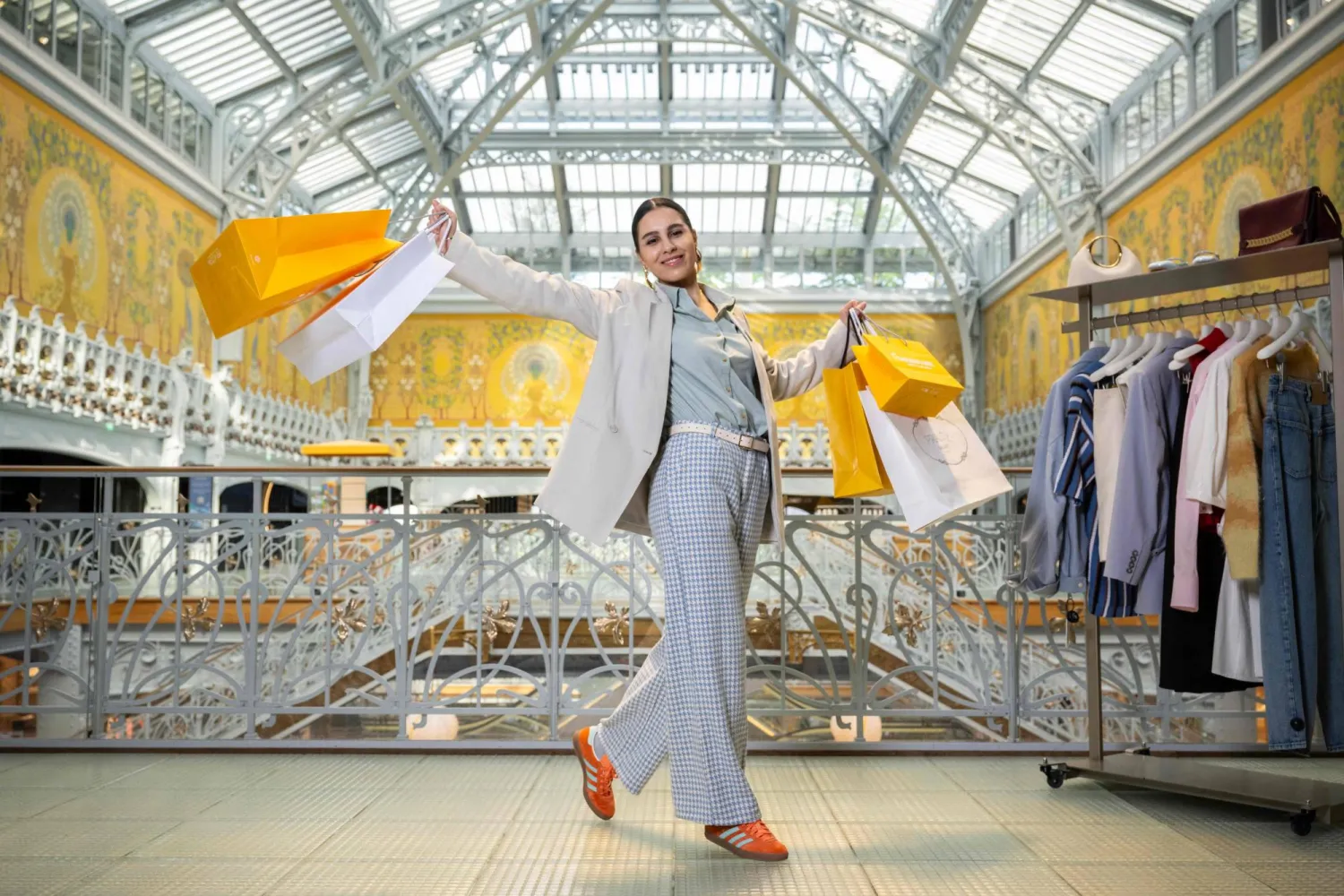 مساعدة للتسوق في متجر «La Samaritaine» الفاخر متعدد الأقسام في باريس (أ.ف.ب)