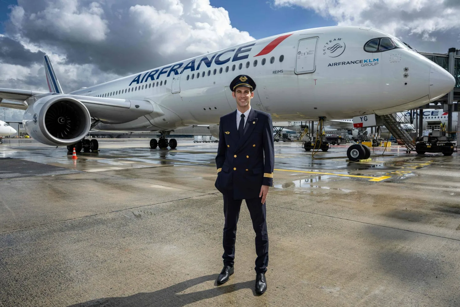 أنطوان طيار الخطوط الجوية الفرنسية أمام طائرة ركاب من طراز «إيرباص A350» في مطار شارل ديغول (أ.ف.ب)