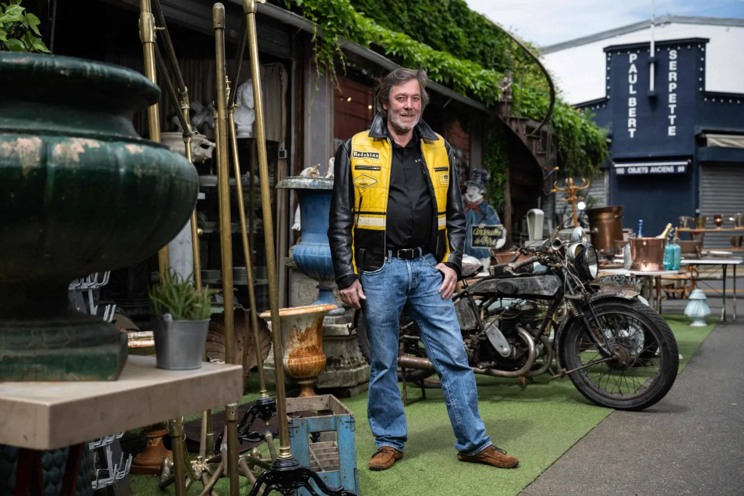 فرنسوا تاجر التحف الفرنسي في سوق التحف «Paul Bert - Serpette» في «Saint-Ouen» شمال باريس (أ.ف.ب)