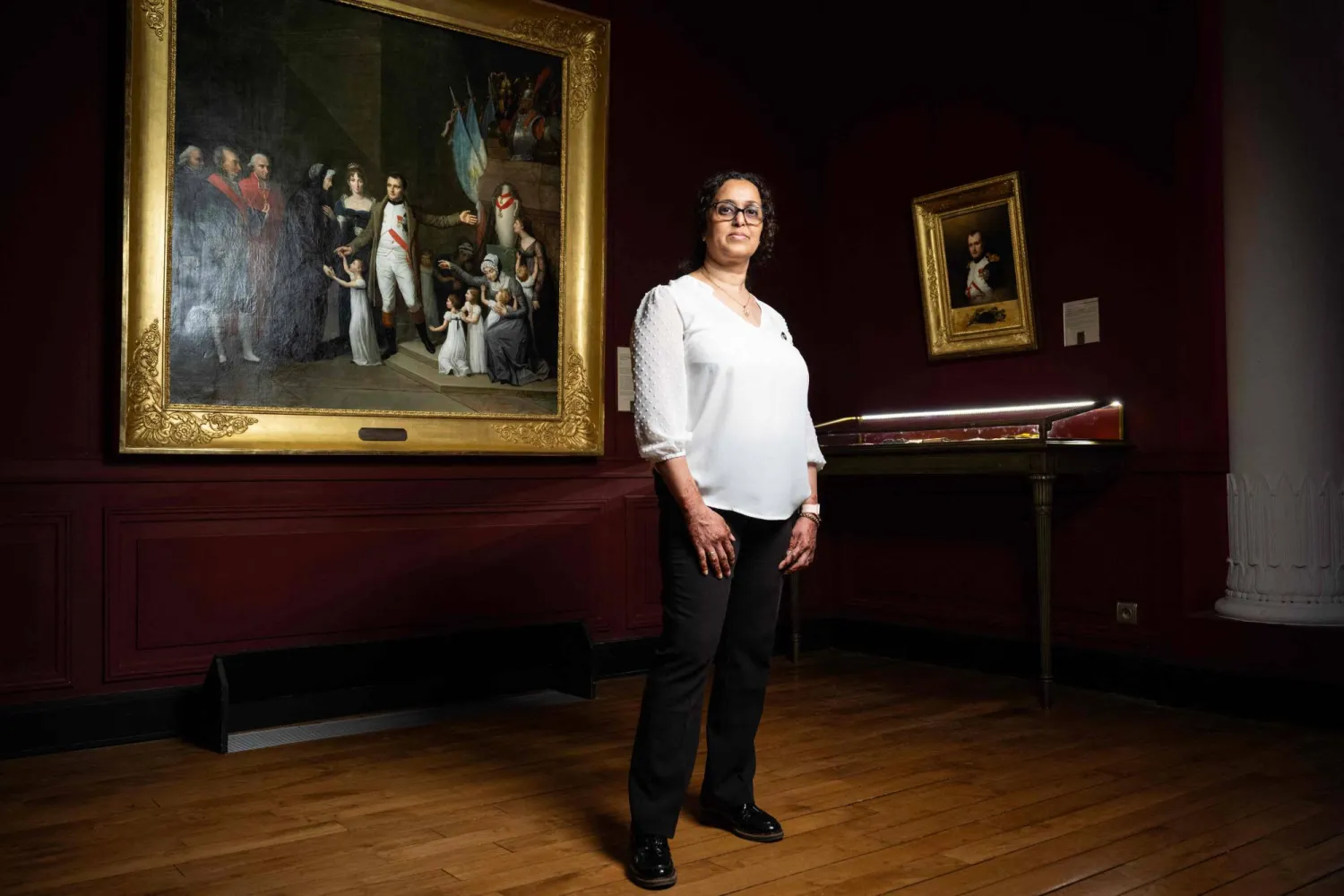 موظفة في المتحف الوطني (أ.ف.ب)