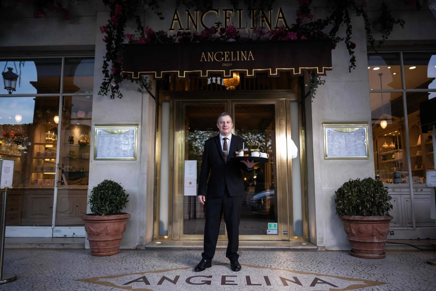 فريدريك النادل الرئيسي في مقهى أنجلينا الباريسي (أ.ف.ب)