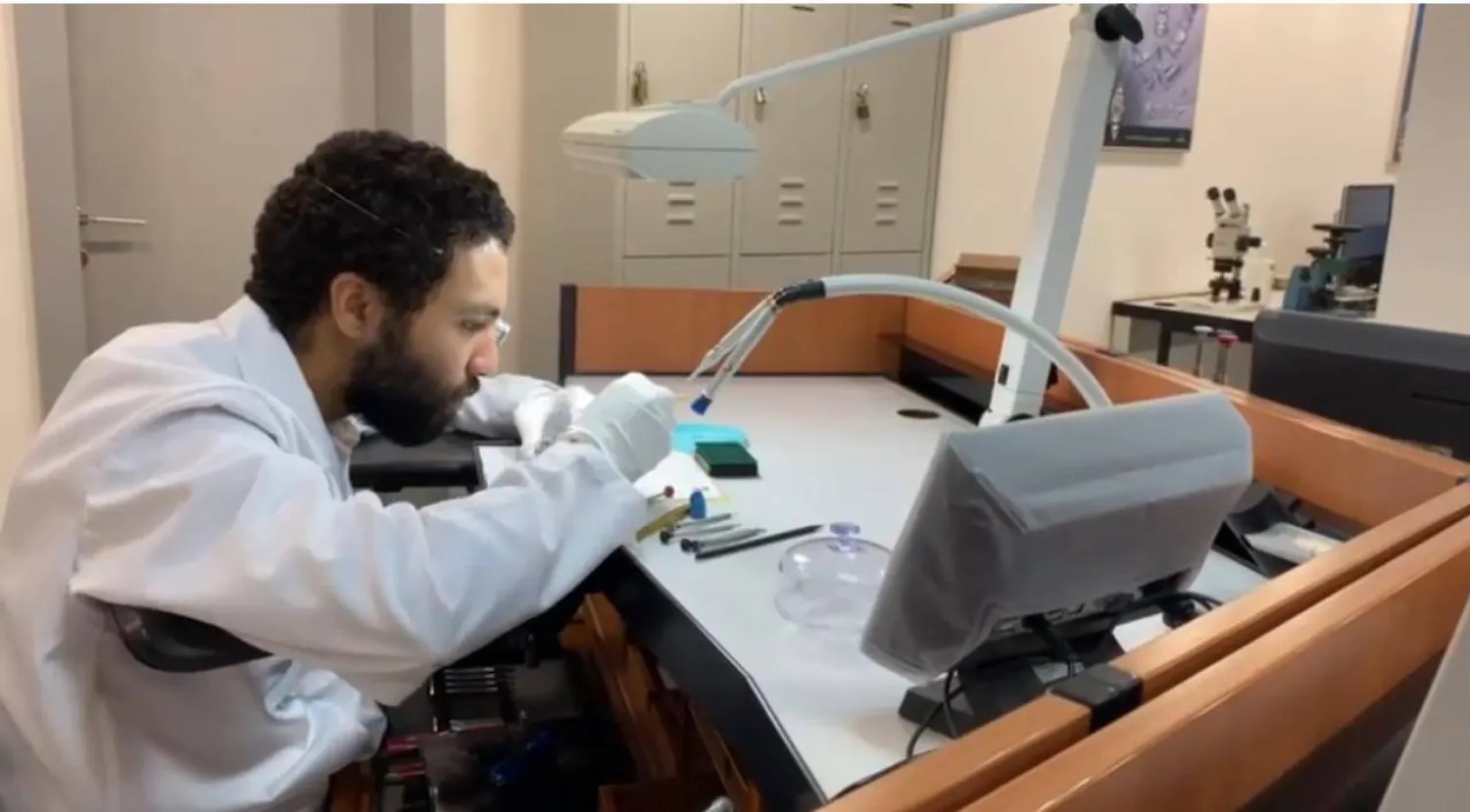 عبد الرحمن الزهراني يخترق عالم تصليح الساعات ويضع بصمته في توطينه (الشرق الأوسط)