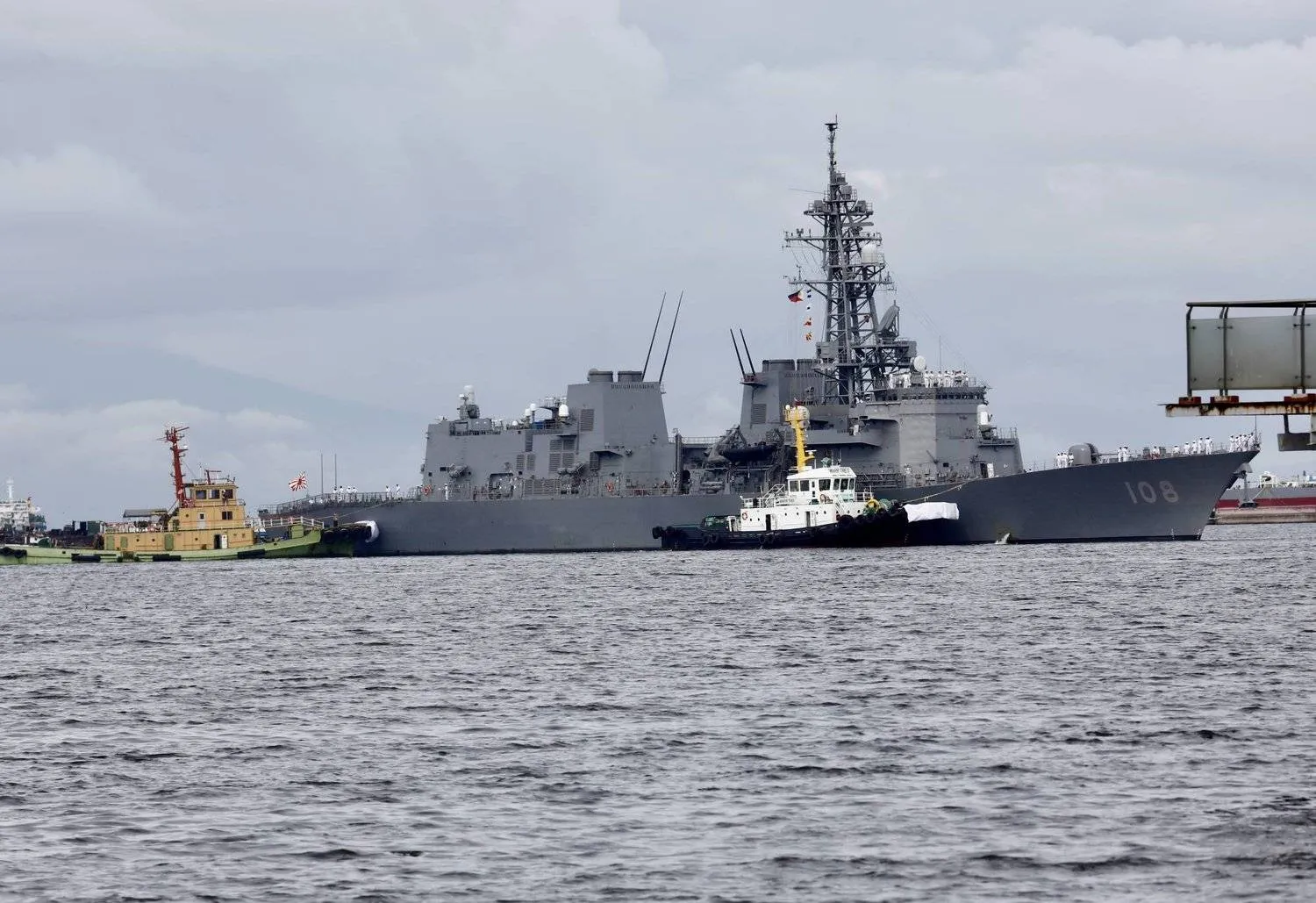 المدمرة اليابانية «JMSDF» تستعد للرسو في ميناء مانيلا للمشاركة في التدريب البحري السنوي (إ.ب.أ)