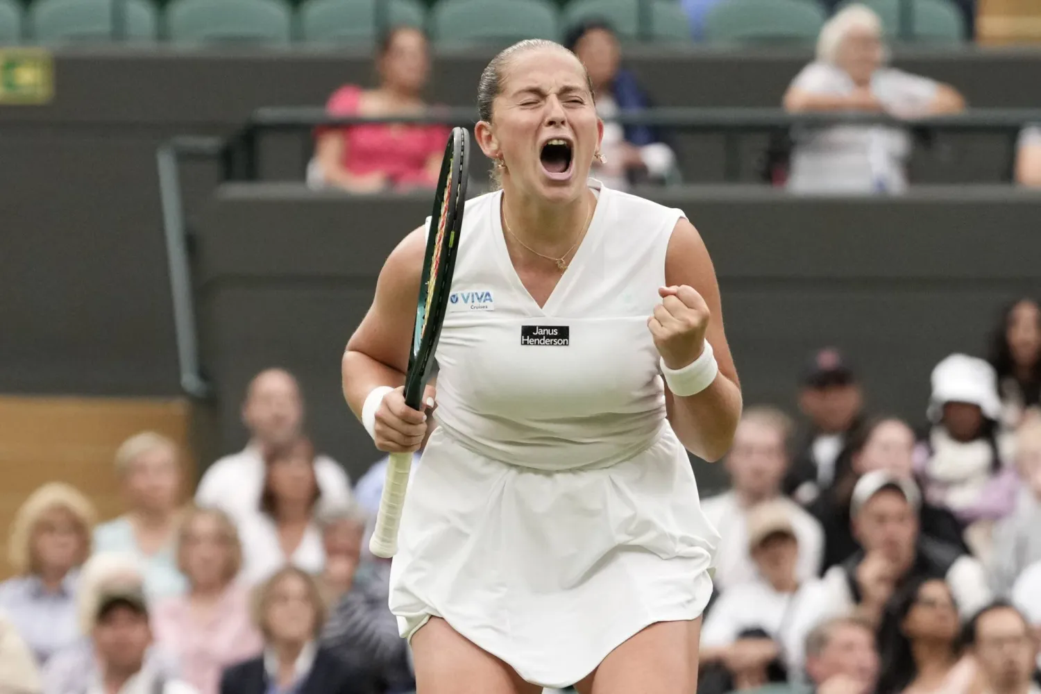 إيلينا أوستابنكو وفرحة عارمة عقب فوزها على يوليا بوتينتسيفا والتأهل لدور الثمانية في ويمبلدون (أ.ب)
