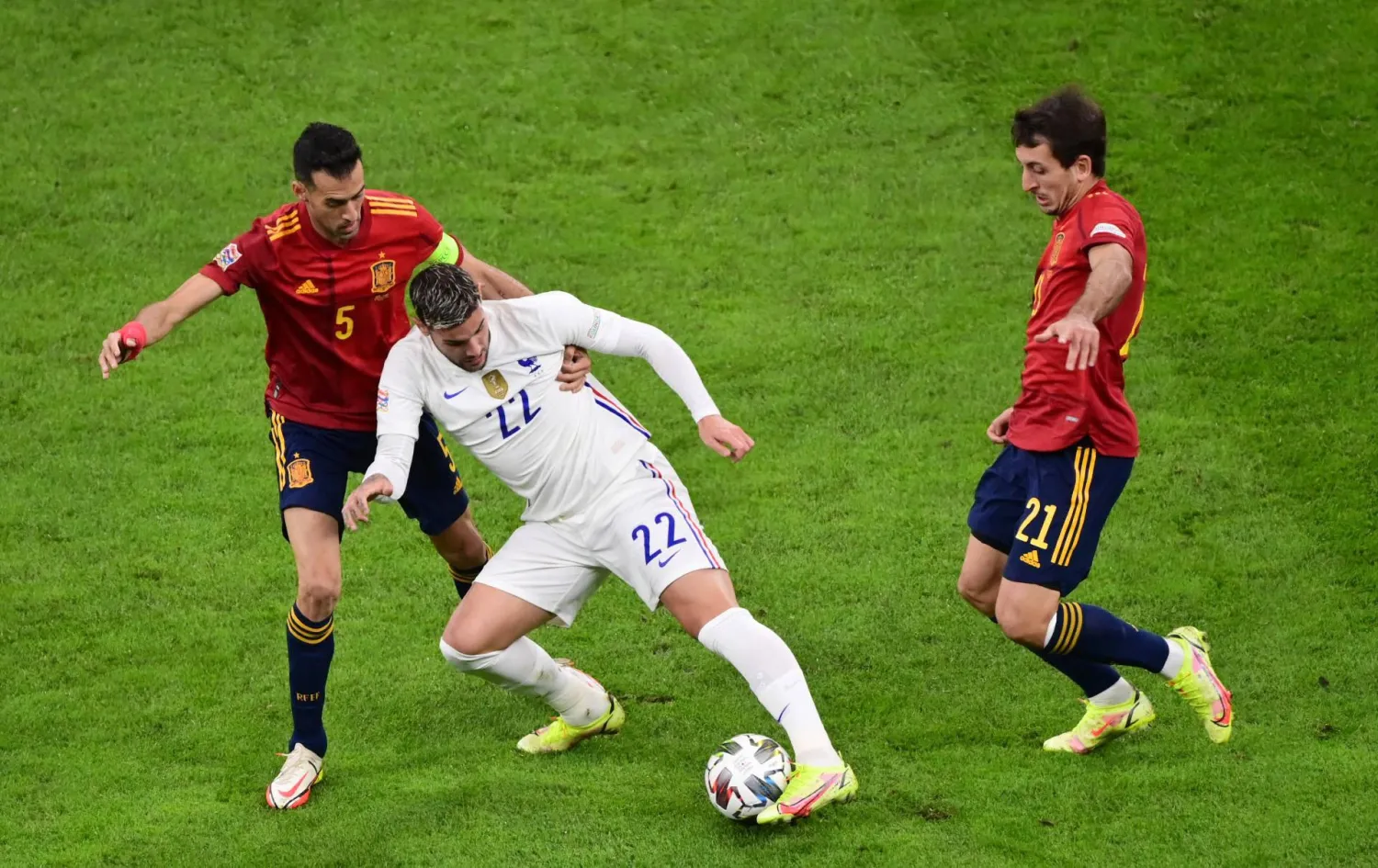 جانب من مواجهة سابقة بين فرنسا وإسبانيا (الشرق الأوسط)