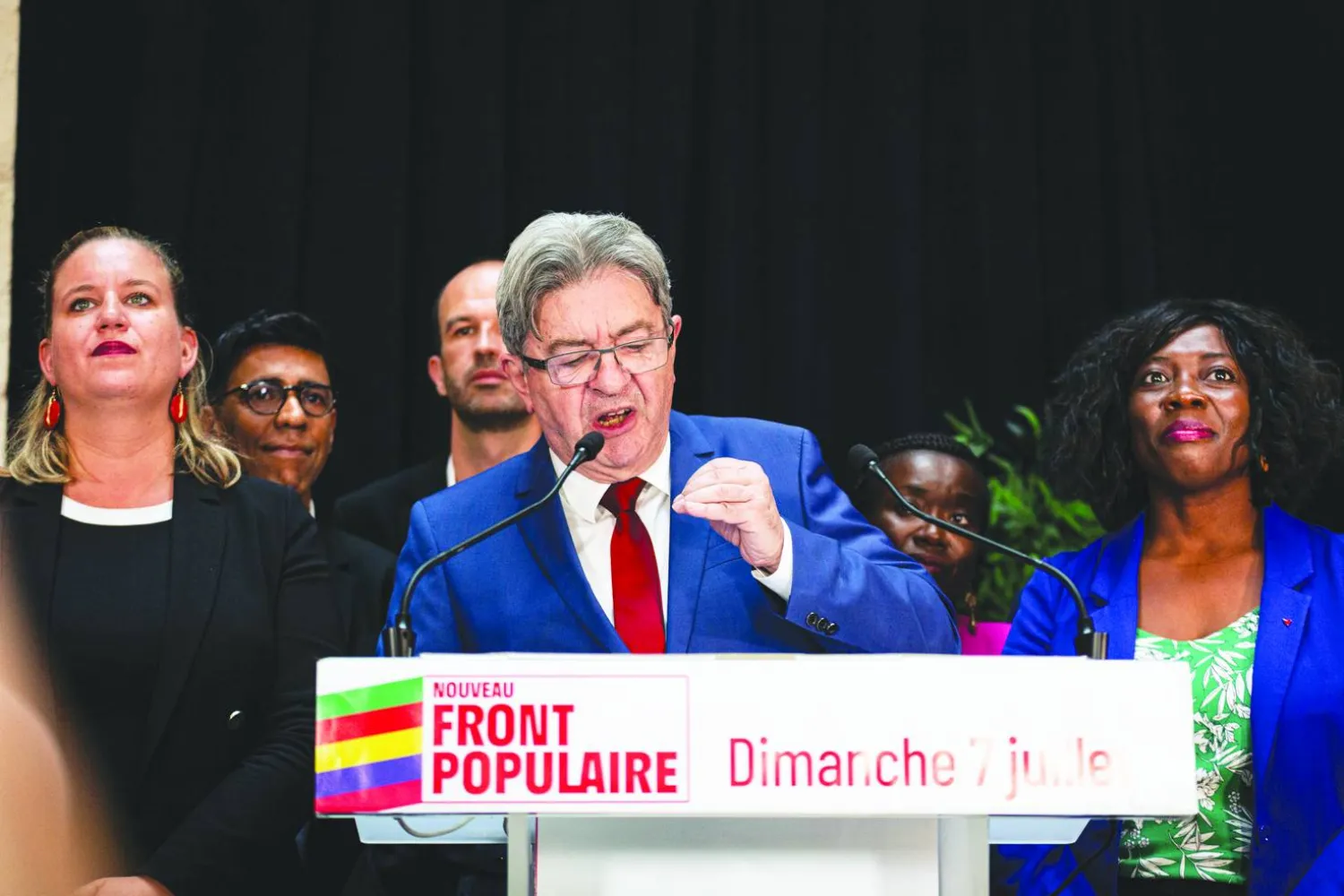 
رئيس حزب «فرنسا الأبية» جان لوك ميلونشون يتحدث للصحافة بعد ظهور النتائج ليل الأحد - الاثنين (د.ب.أ)