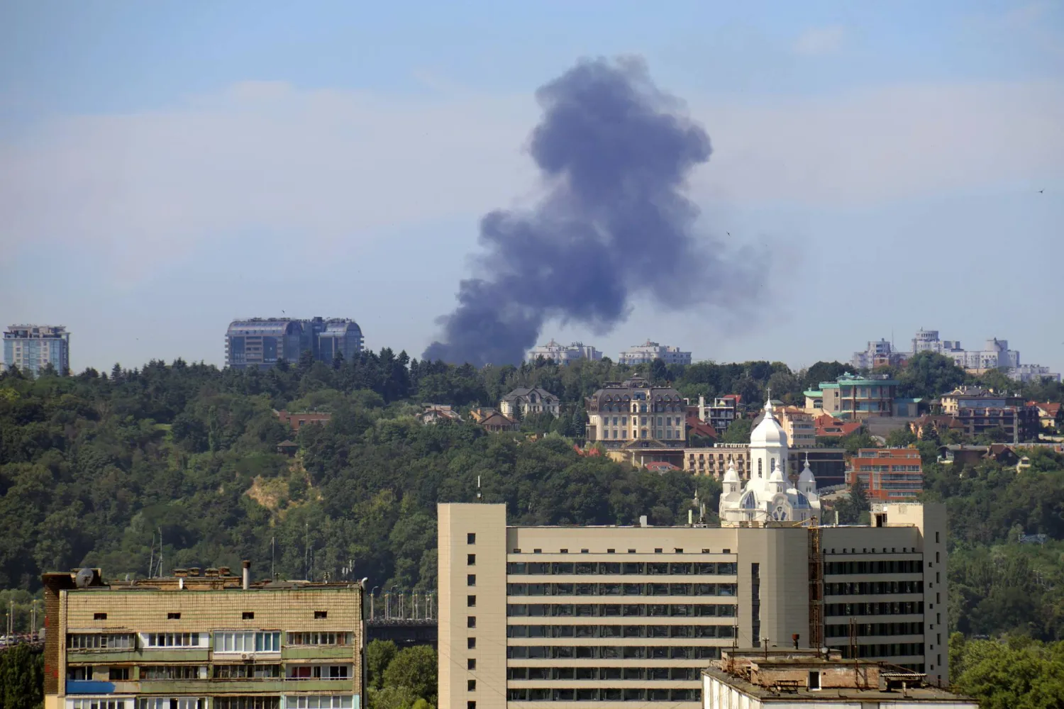 تصاعد الأدخنة من العاصمة الأوكرانية كييف بعد قصف روسي أمس (د.ب.أ)