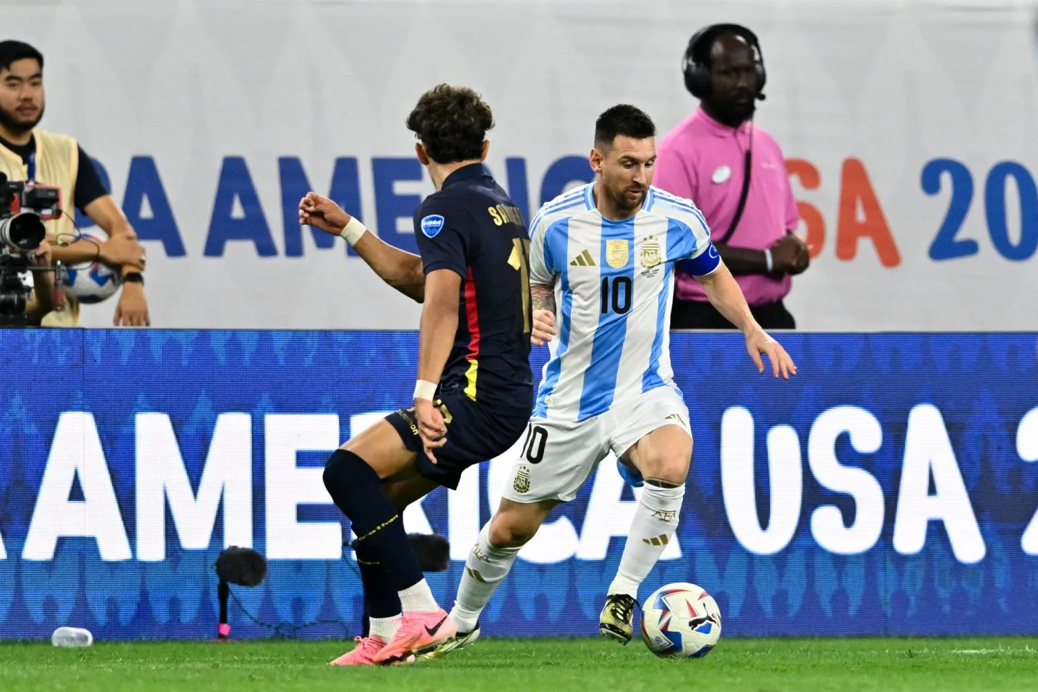 ميسي خلال مواجهة الأرجنتين والإكوادور (رويترز)