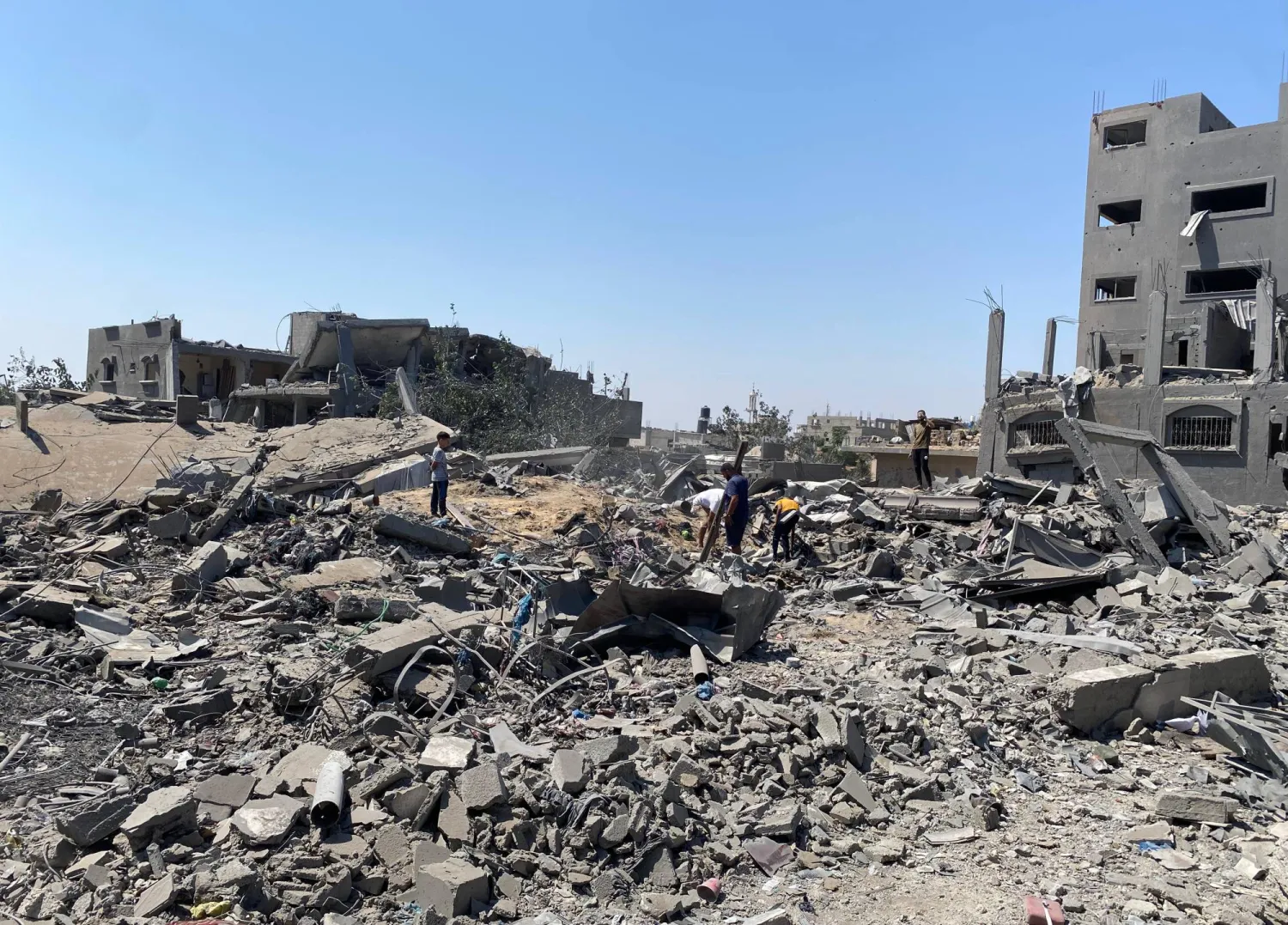 جانب من الدمار جراء الغارات الإسرائيلية على وسط قطاع غزة (د.ب.أ)