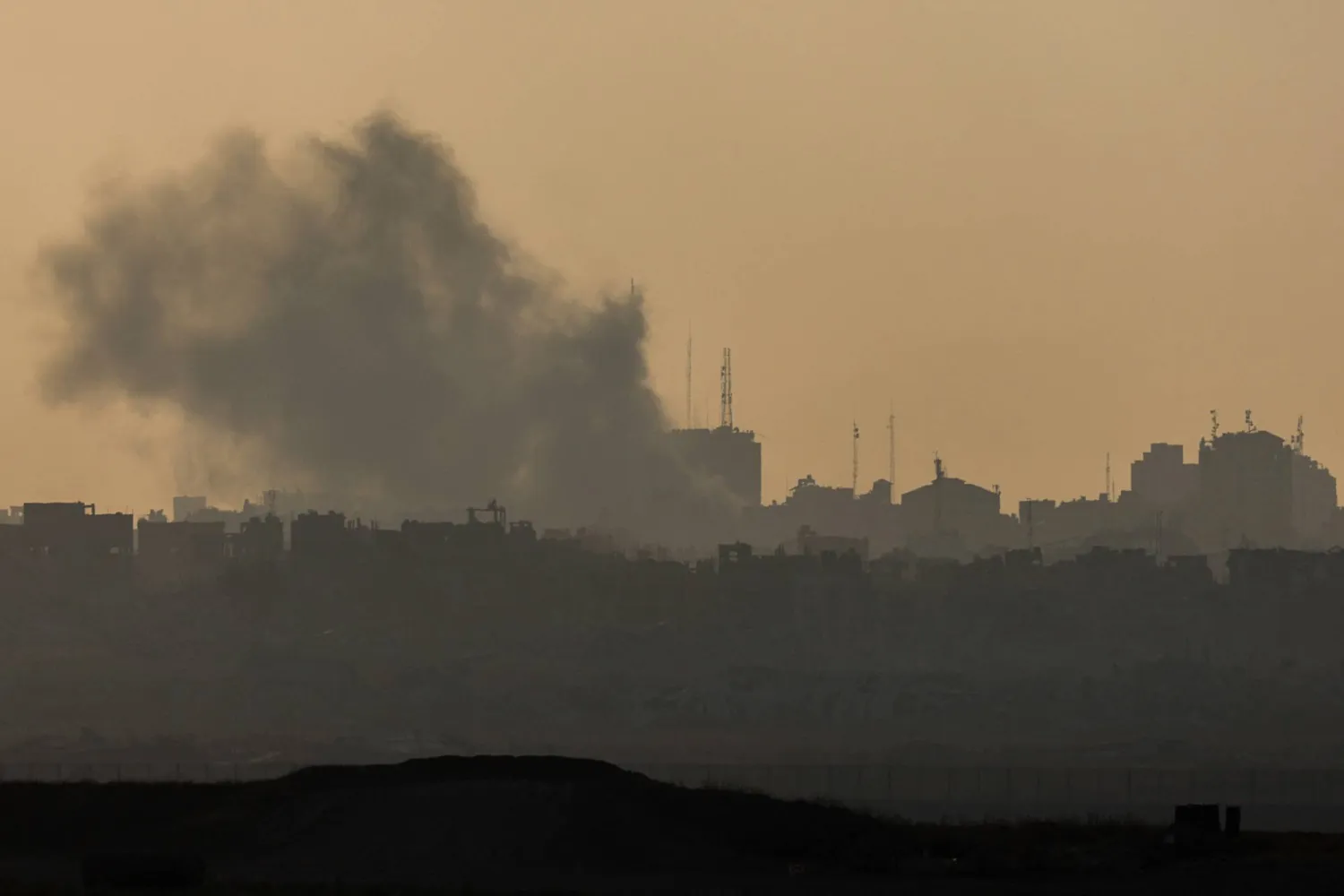 تصاعد الدخان جراء الغارات الإسرائيلية على قطاع غزة (رويترز)