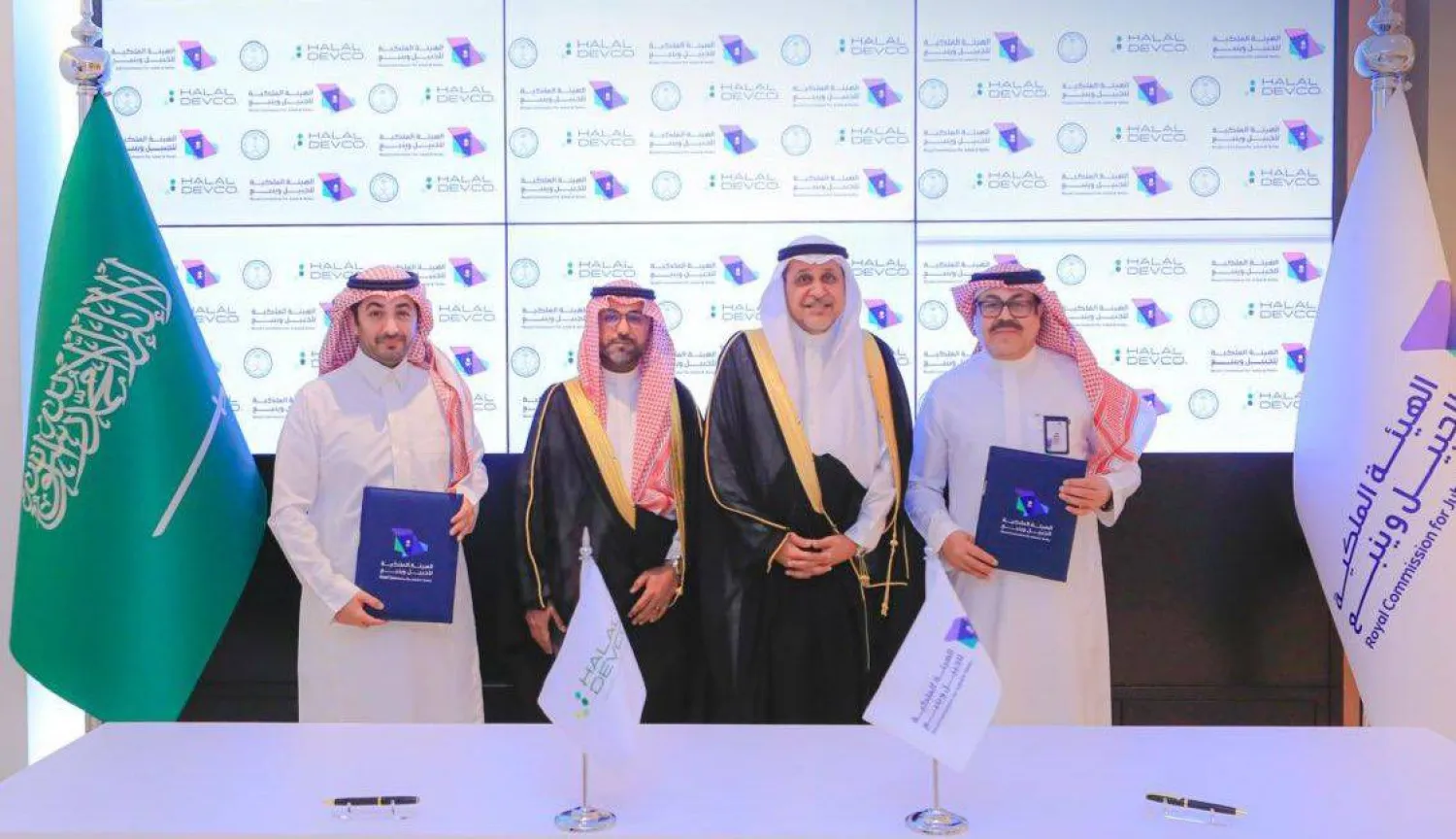 خلال توقيع الاتفاقية بين الهيئة الملكية للجبيل وينبع وشركة تطوير منتجات الحلال (حساب الهيئة على «إكس»)