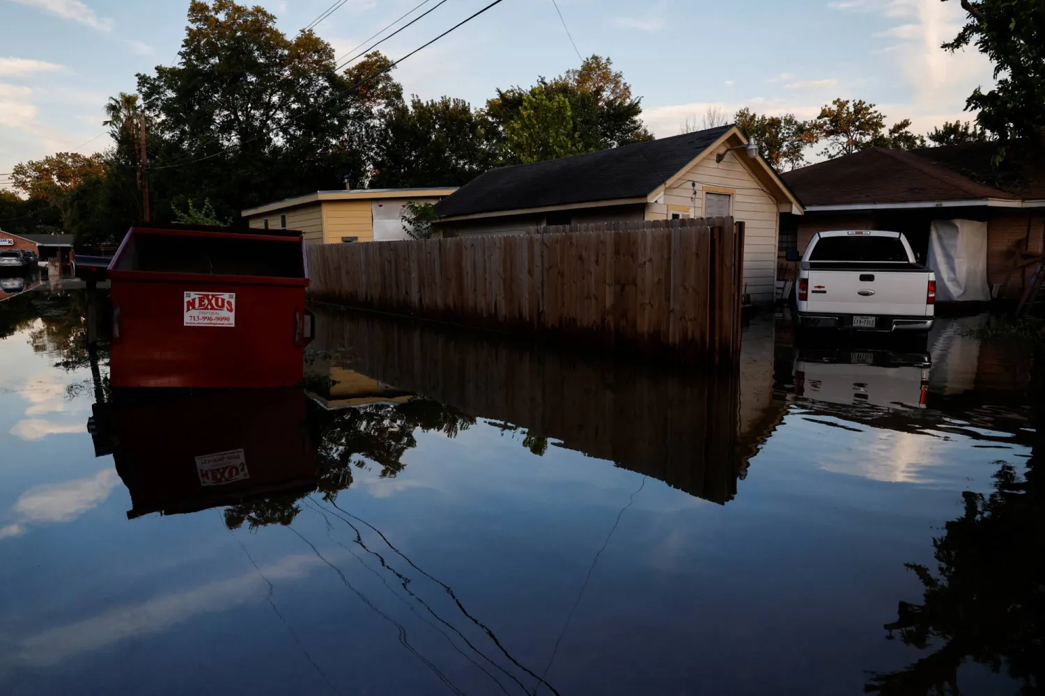 مياه الفيضانات تحيط بالمنازل في أعقاب إعصار «بيريل» في هيوستن بولاية تكساس الأميركية في 8 يوليو 2024 (رويترز)