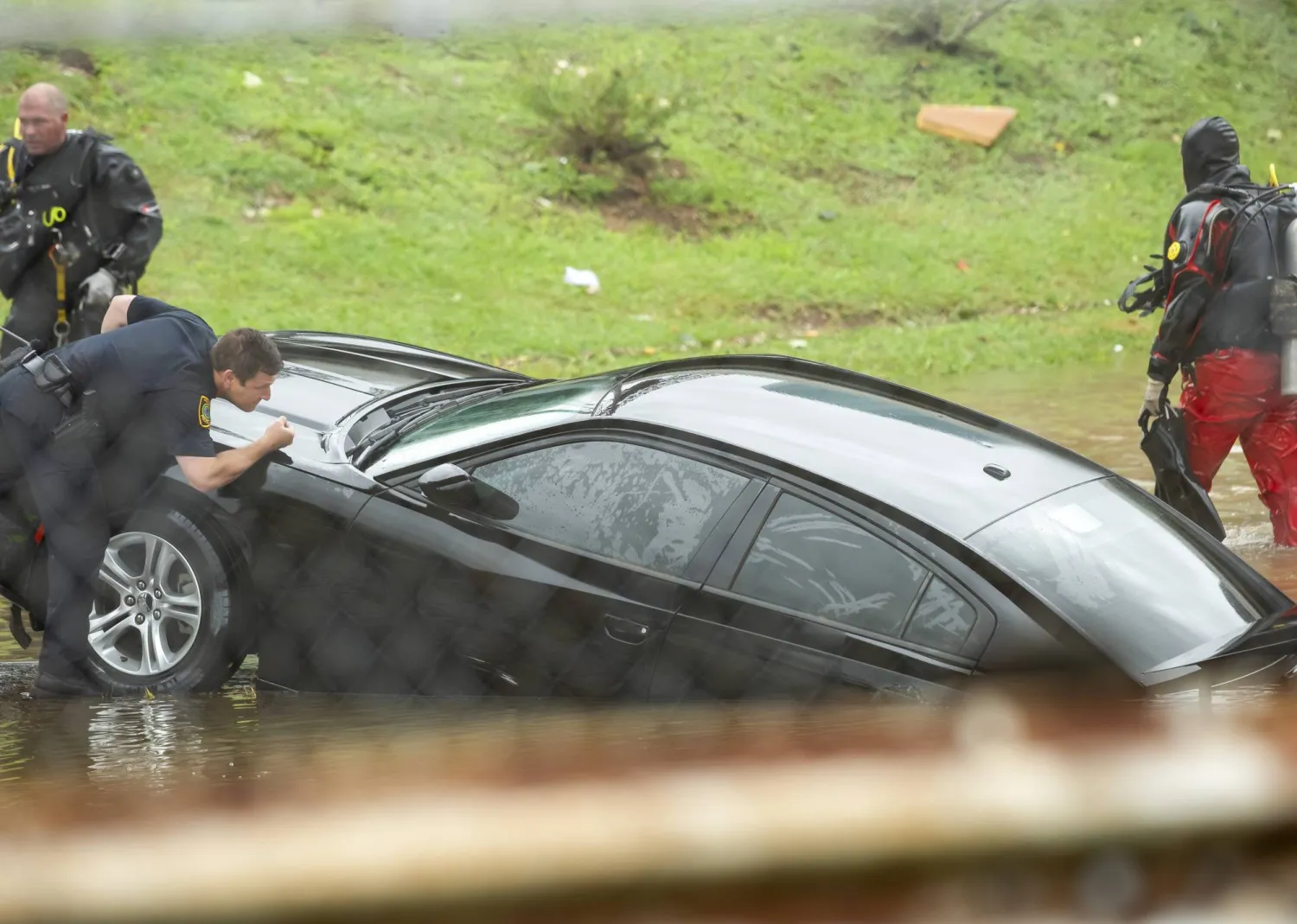 عناصر شرطة في هيوستن يتفقدون أشخاصاً محاصرين في شارع غمرته مياه الأمطار الغزيرة الناجمة عن إعصار «بيريل» في هيوستن بولاية تكساس الأميركية في 8 يوليو 2024 (إ.ب.أ)