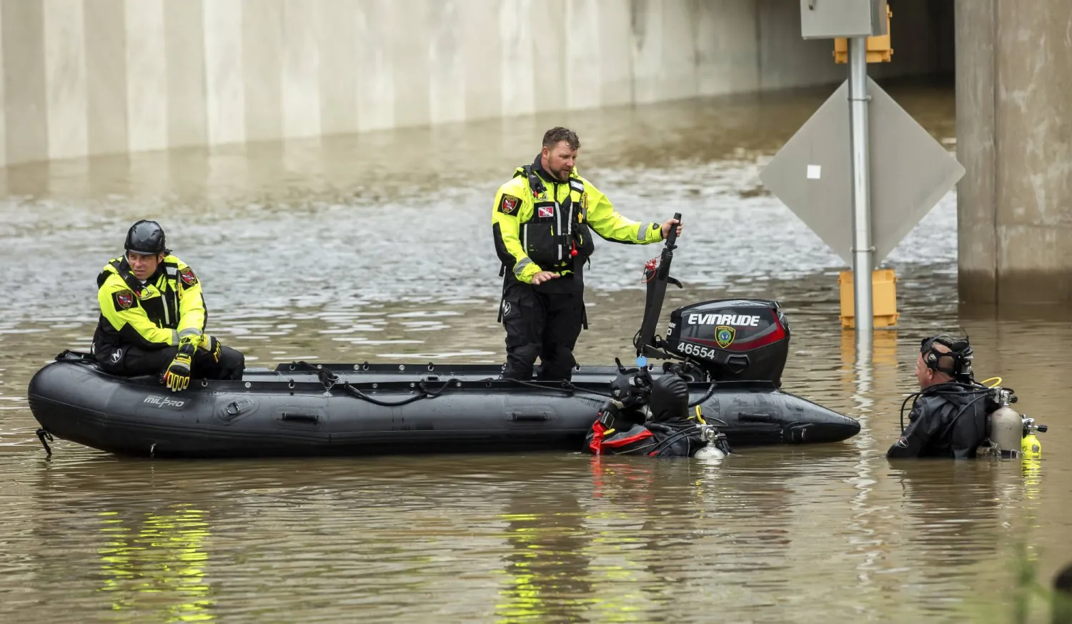 فريق غوص من إدارة شرطة هيوستن يبحث عن أشخاص محاصرين في شارع غمرته مياه الأمطار الغزيرة الناجمة عن إعصار «بيريل» في هيوستن بولاية تكساس الأميركية في 8 يوليو 2024 (إ.ب.أ)