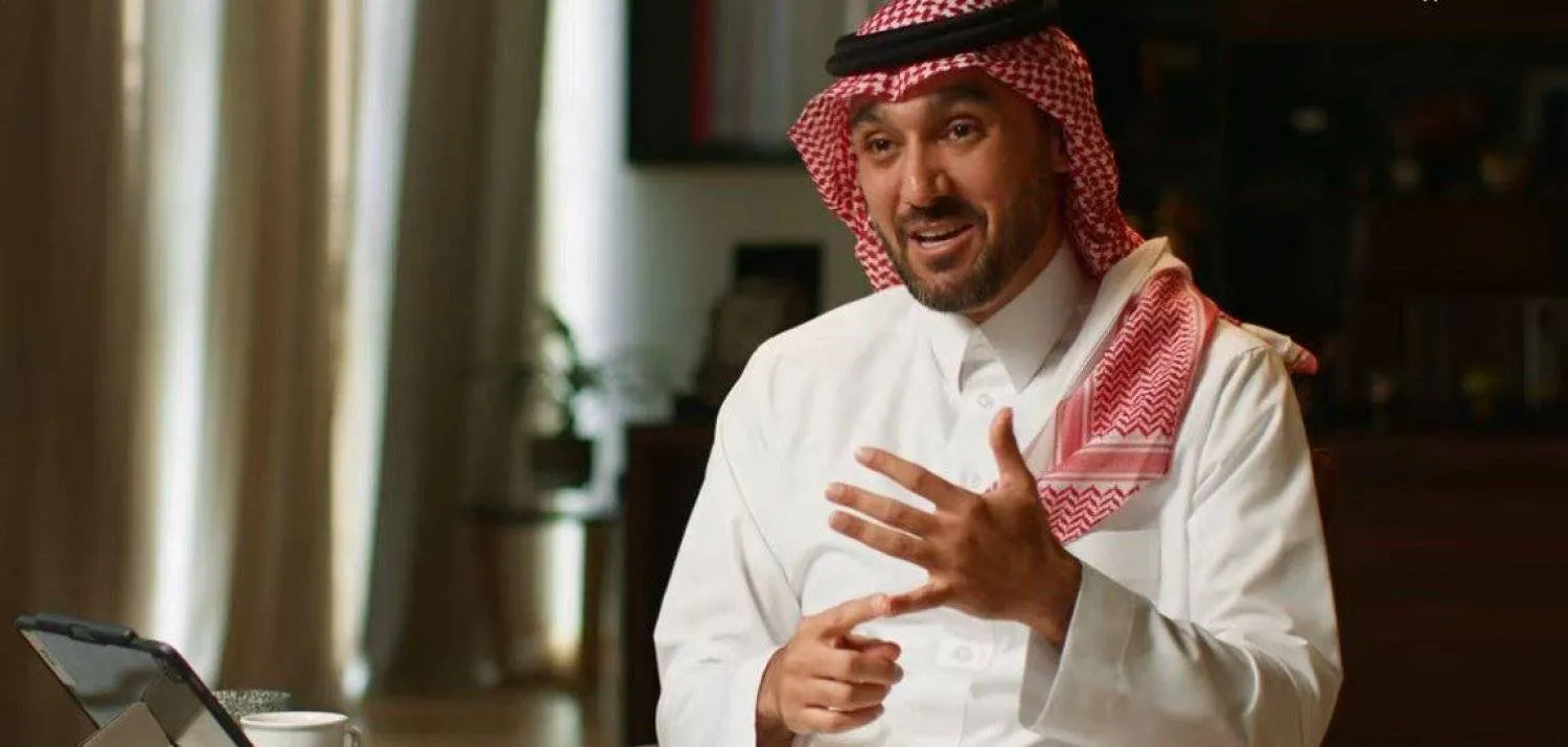 الأمير عبد العزيز الفيصل لدى حديثه لبودكاست «سقراط» (راديو ثمانية)