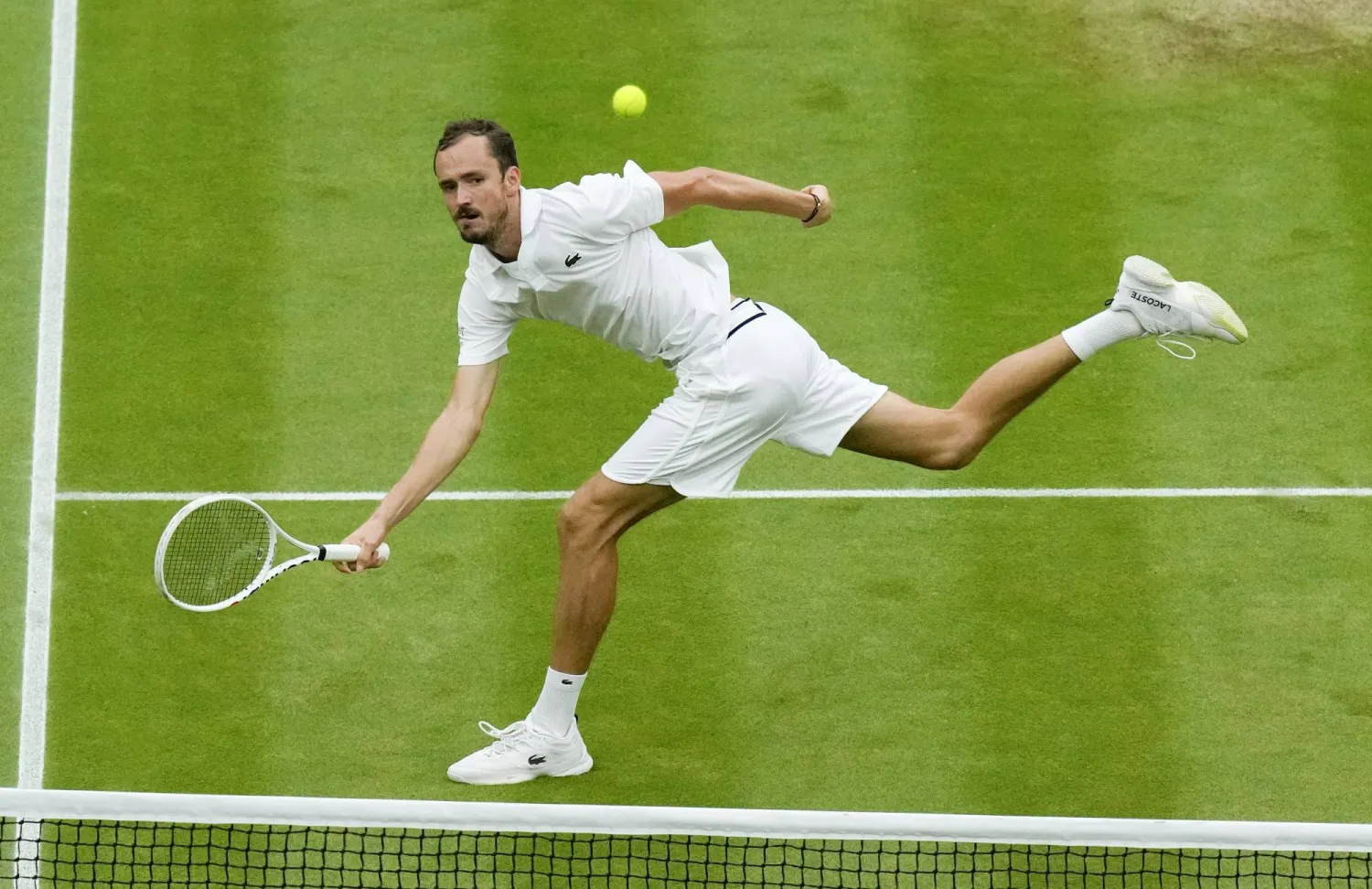 دانييل ميدفيديف خلال مواجهته أمام يانيك سينر ضمن منافسات «ويمبلدون» للتنس (أ.ب)