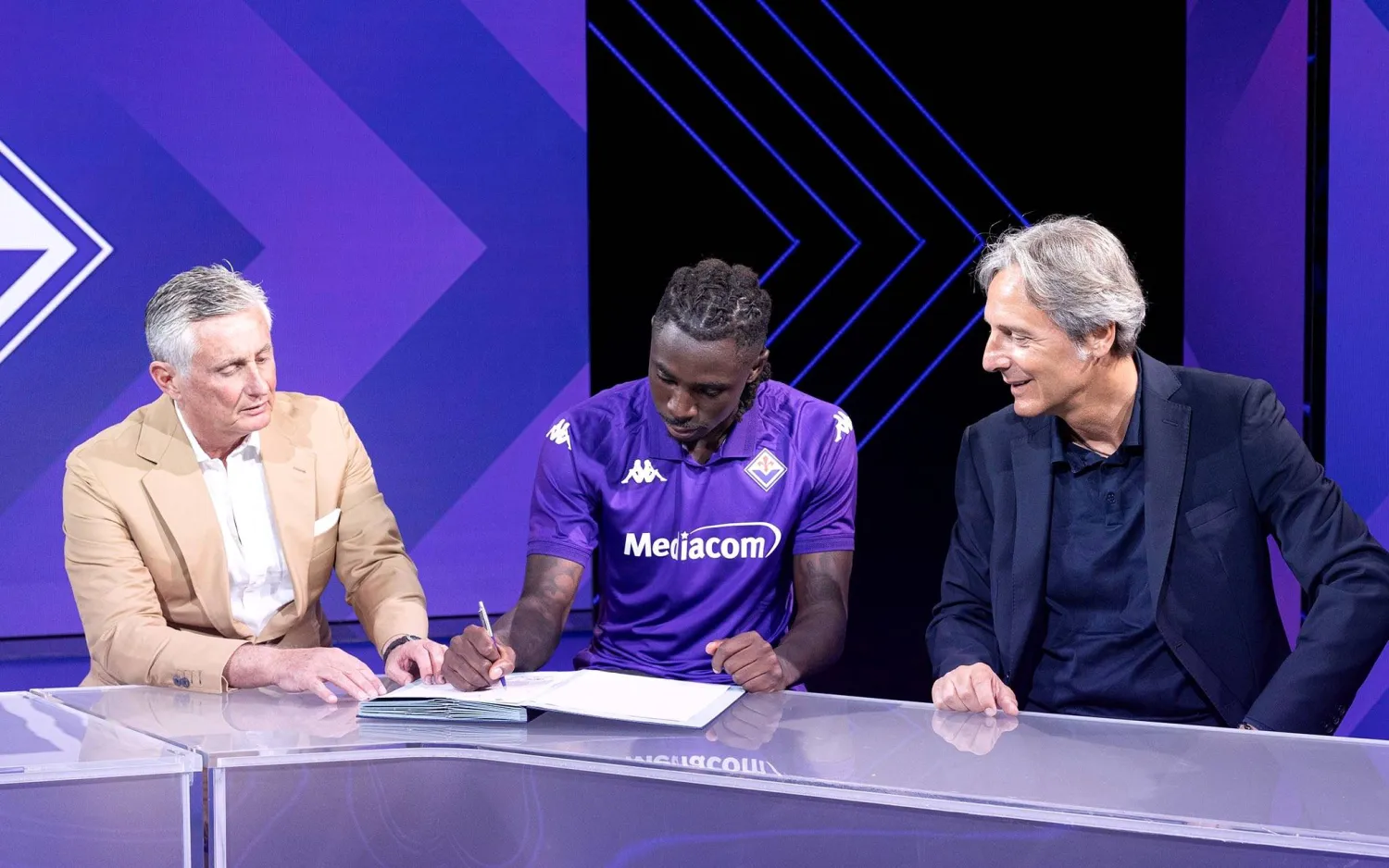 مراسم توقيع المهاجم الإيطالي مويزي كين مع نادي فيورنتينا (الشرق الأوسط)