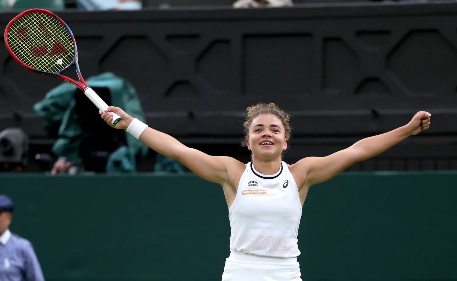 فرحة الإيطالية جازمين باوليني عقب فوزها على الأميركية إيما نافارو (إ.ب.أ)