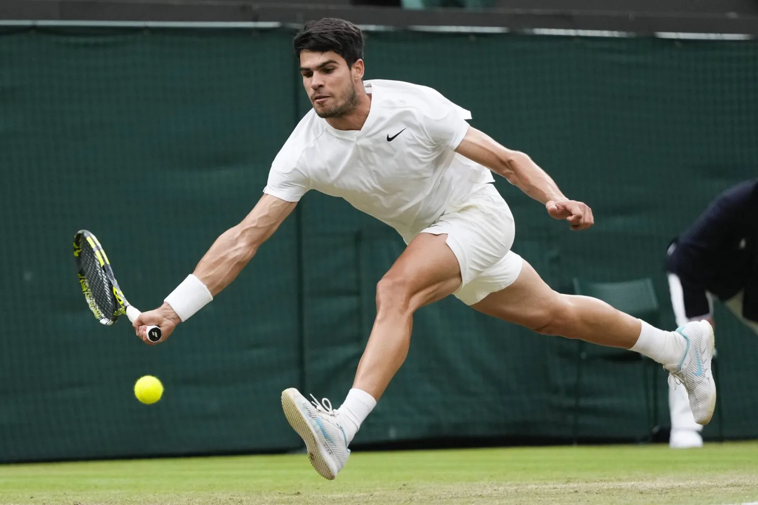 ألكاراس خلال مواجهته أمام تومي بول ضمن منافسات ويمبلدون (أ.ب)