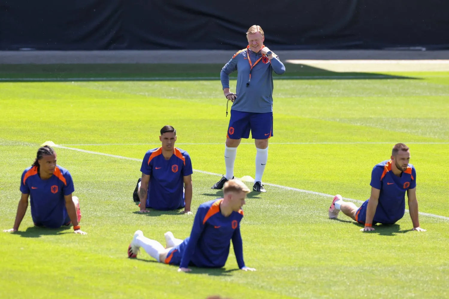 جانب من تدريبات منتخب هولندا الأخيرة (أ.ف.ب)