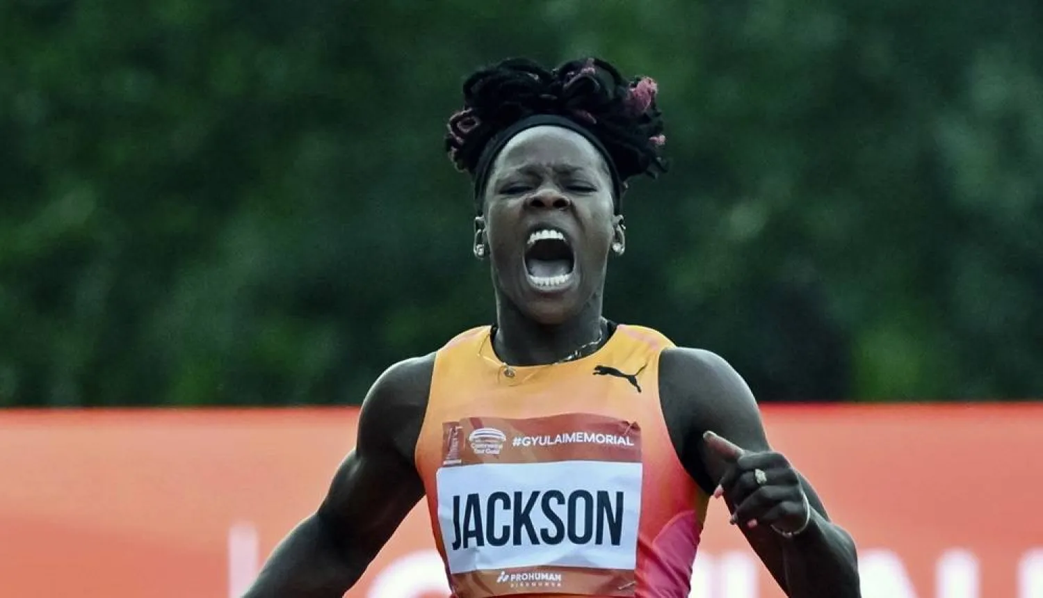  Shericka Jackson, of Jamaica, reacts to an injury during the women's 200 meter event at the Gyulai Istvan Memorial Track and Field Hungarian Grand Prix in Szekesfehervar, Hungary, Tuesday, July 9, 2024. (Tamas Vasvari/MTI via AP) 