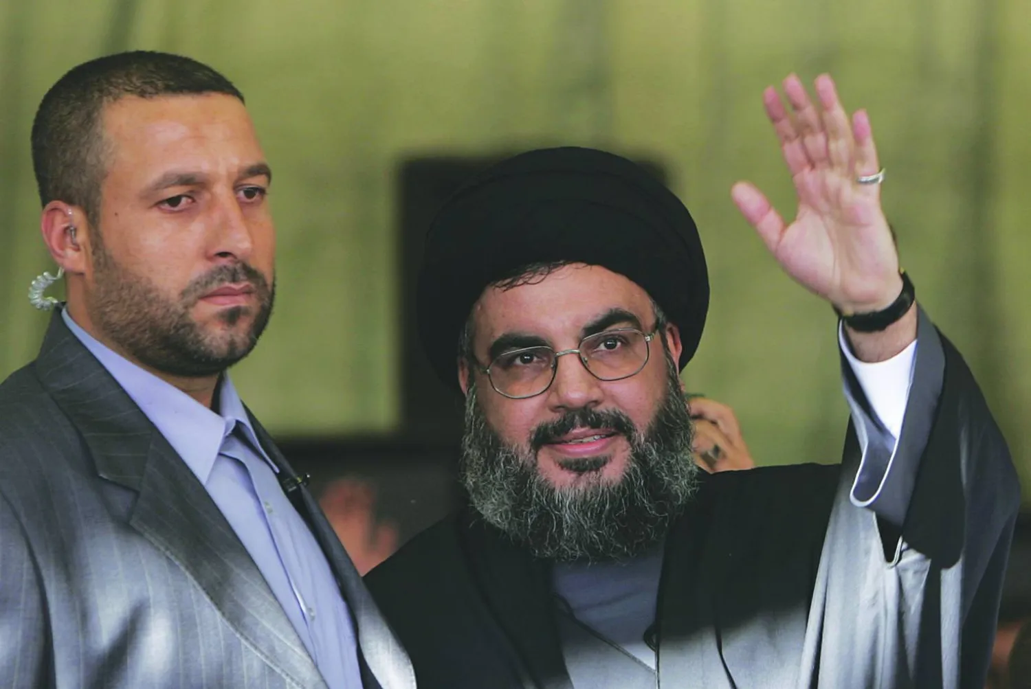 
قرنبش عندما كان حارساً لنصر الله في صورة التُقطت في واحدة من آخر إطلالاته العلنية سبتمبر 2006 (أ.ب)