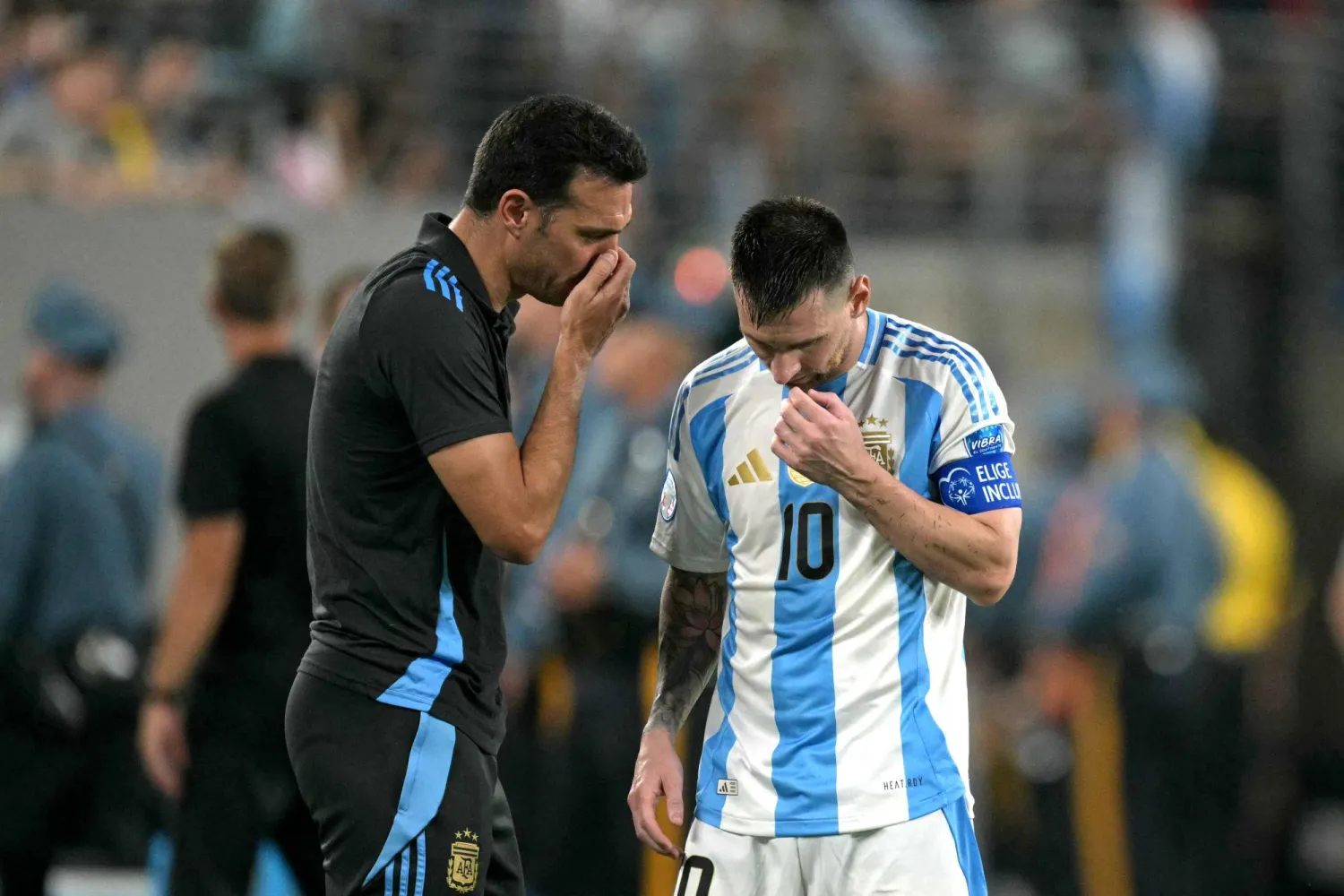 سكالوني يعطي ميسي تعليمات لحظة توقف المباراة (أ.ف.ب)