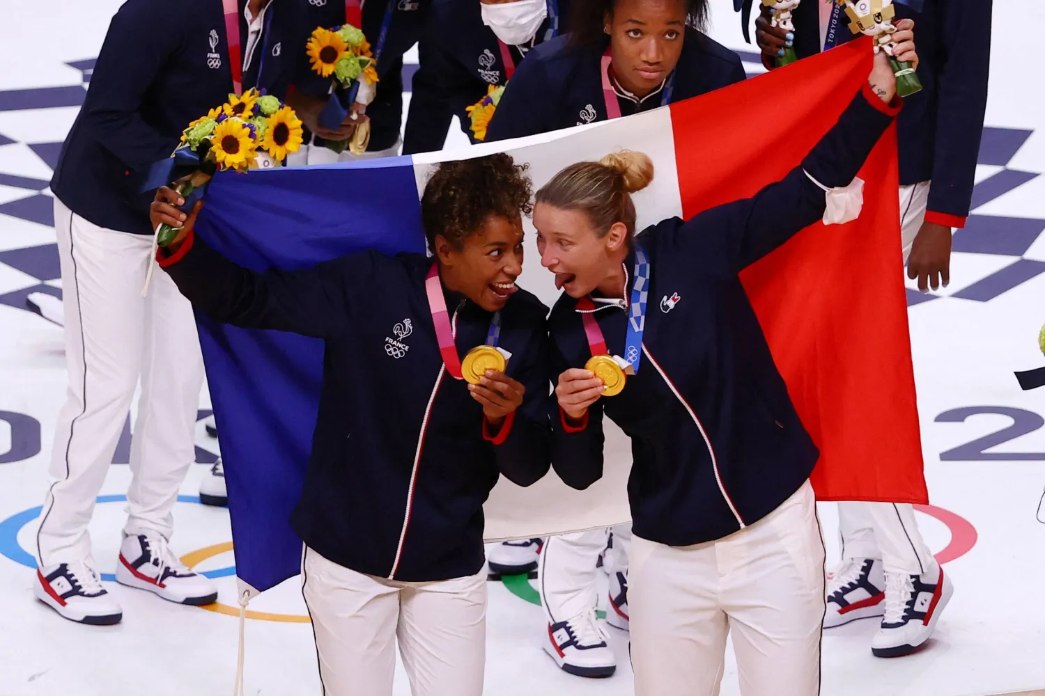 منتخب سيدات فرنسا لكرة اليد يحتفل بعد ذهبية أولمبياد طوكيو (رويترز)