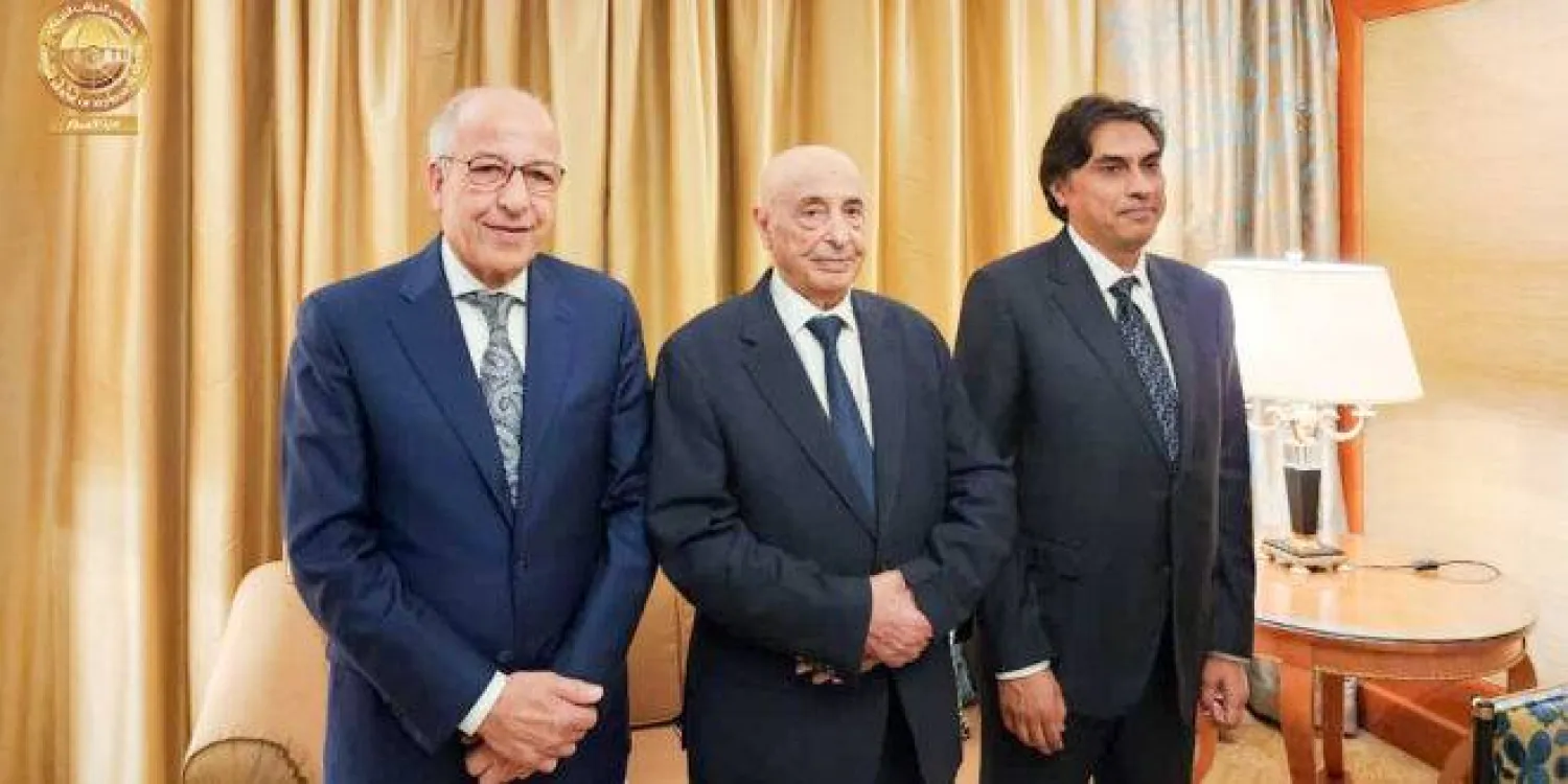 صالح يتوسط محافظ المصرف المركزي ونائبه (مجلس النواب)