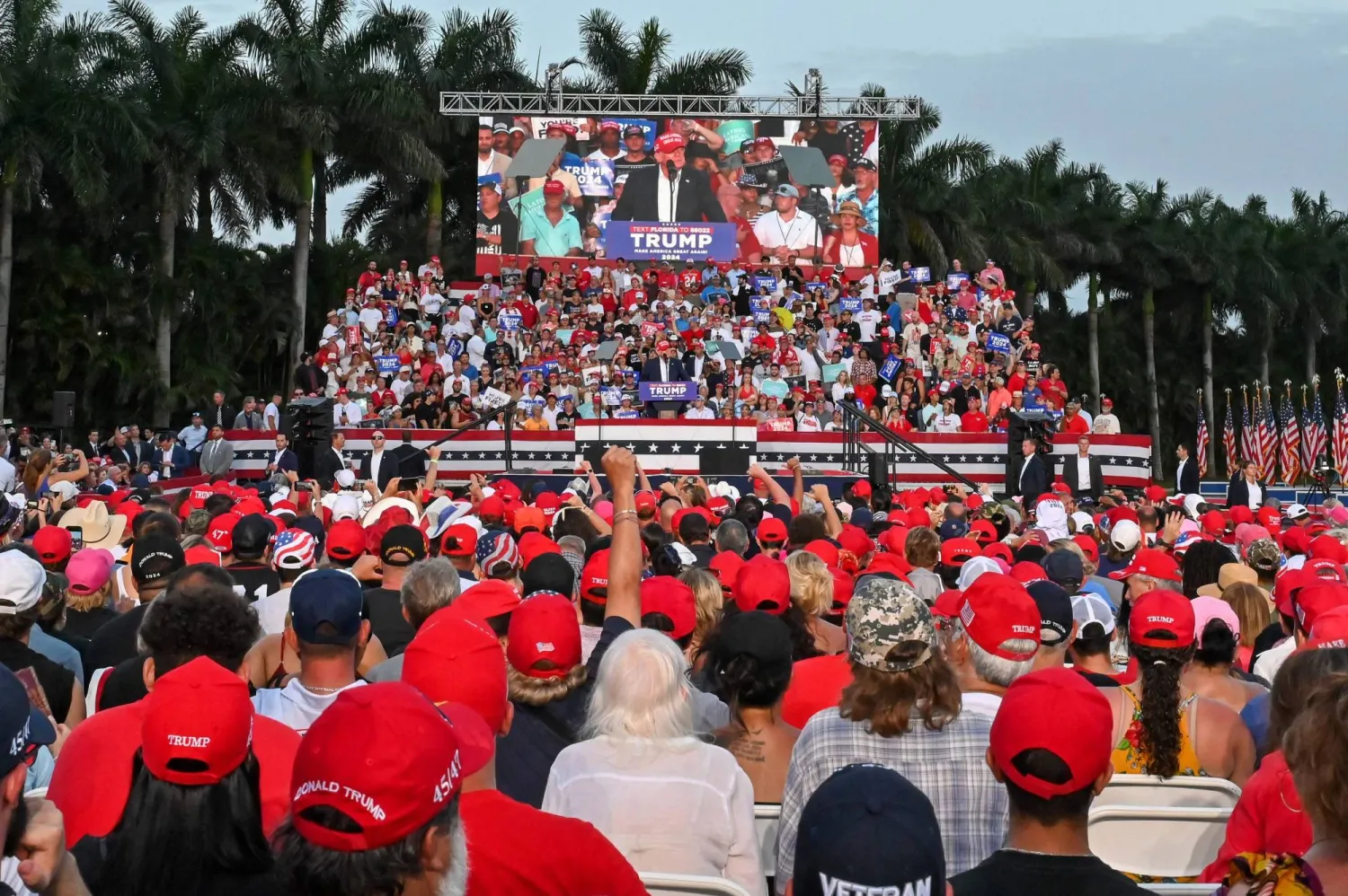 الرئيس الأميركي السابق والمرشح الرئاسي الجمهوري دونالد ترمب يتحدث خلال تجمع حاشد في دورال بفلوريدا (أ.ف.ب)