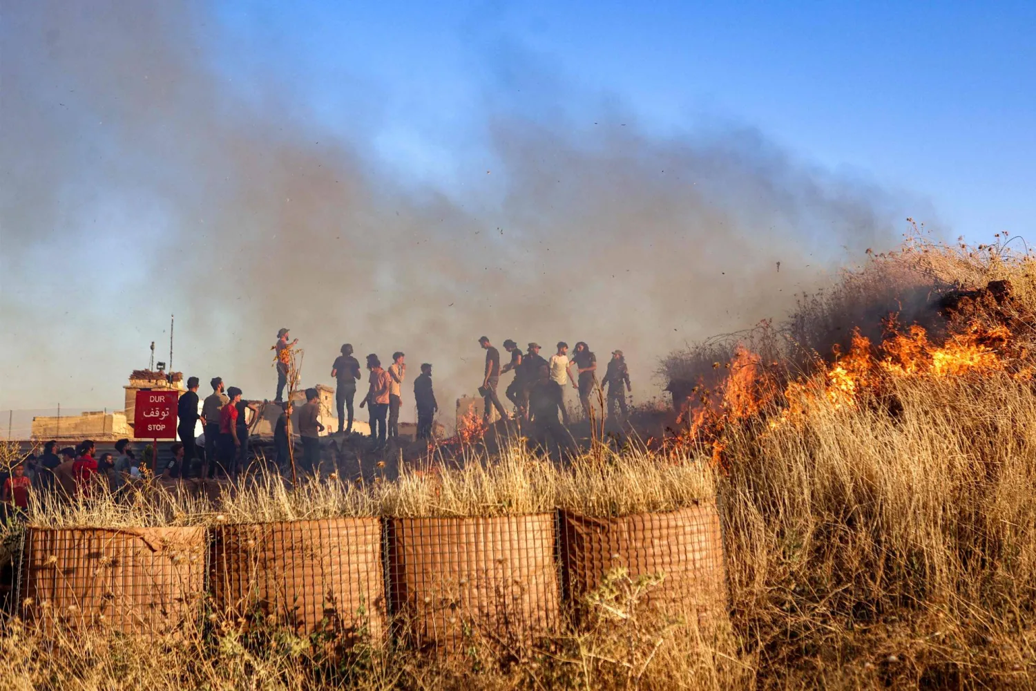 متظاهرون سوريون قرب نقطة مراقبة للجيش التركي في أبين سمعان بريف حلب شمال سوريا الاثنين الماضي (أ.ف.ب)