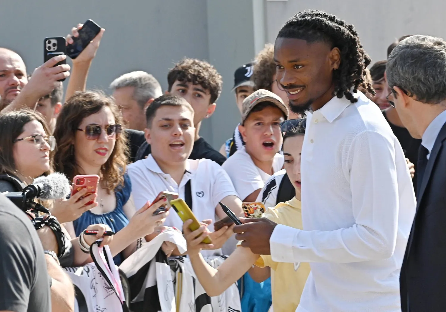 جماهير يوفنتوس تستقبل كيفرين تورام على أبواب النادي (إ.ب.أ)