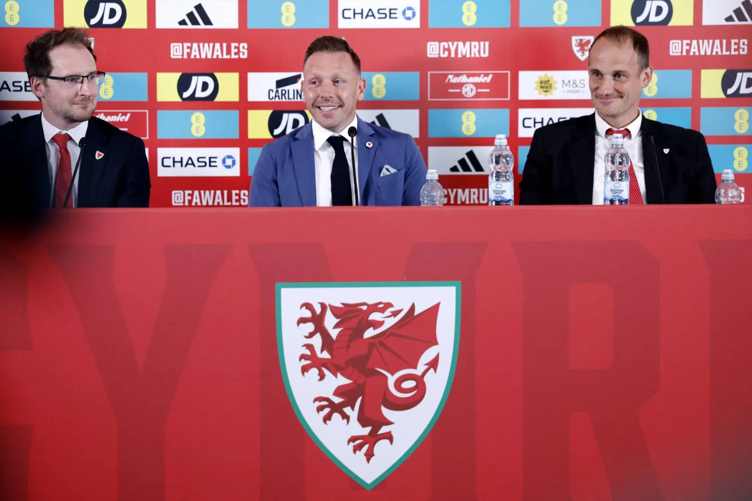 بيلامي مدرب منتخب ويلز الجديد خلال حديثه في المؤتمر الصحافي (رويترز)