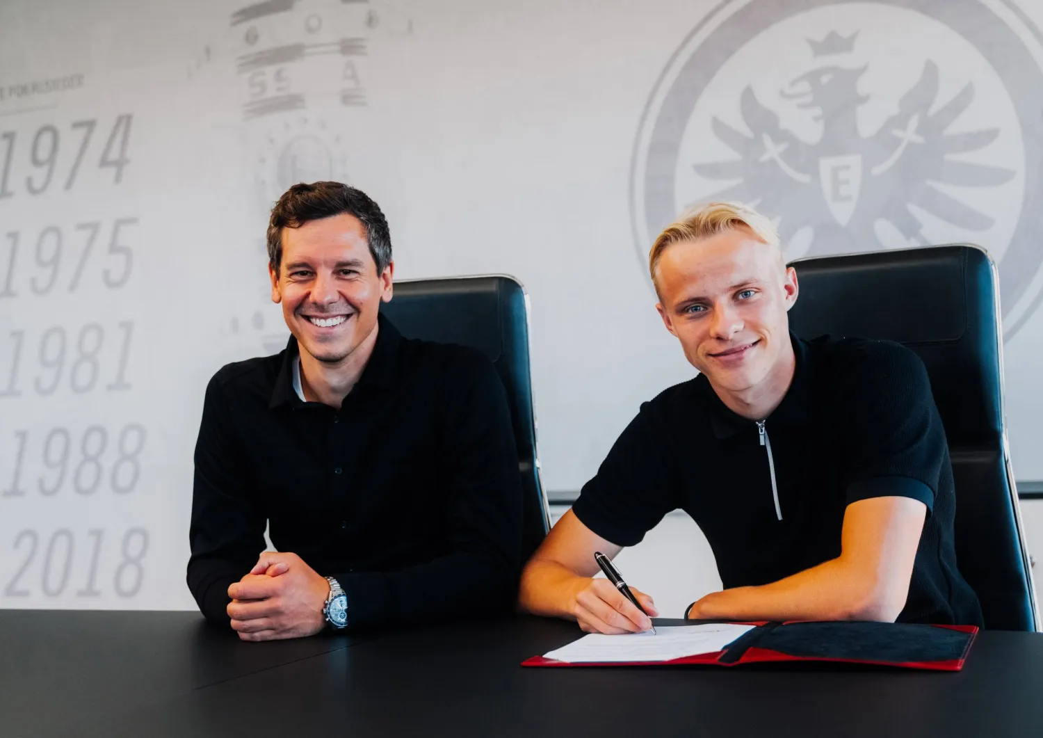 من مراسم توقيع نادي آينتراخت فرانكفورت الألماني مع اللاعب الدنماركي الشاب أوسكار هويلوند (الشرق الأوسط)