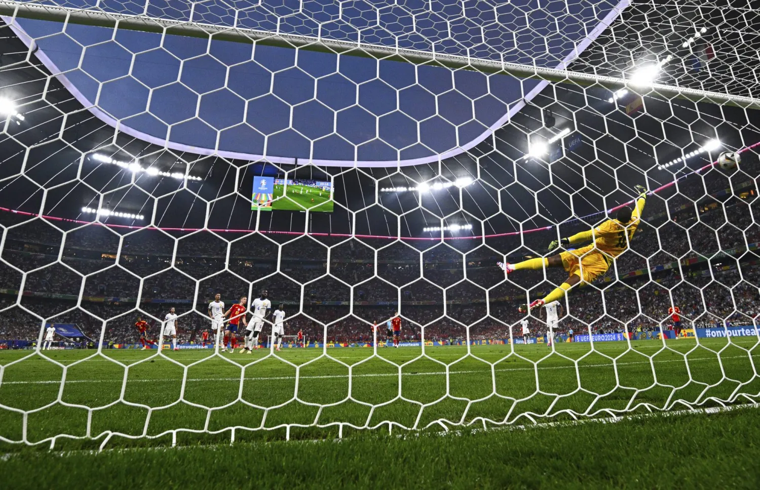 حارس فرنسا في محاولة يائسة لتسديدة جمال نجم إسبانيا الواعد (ا ب)