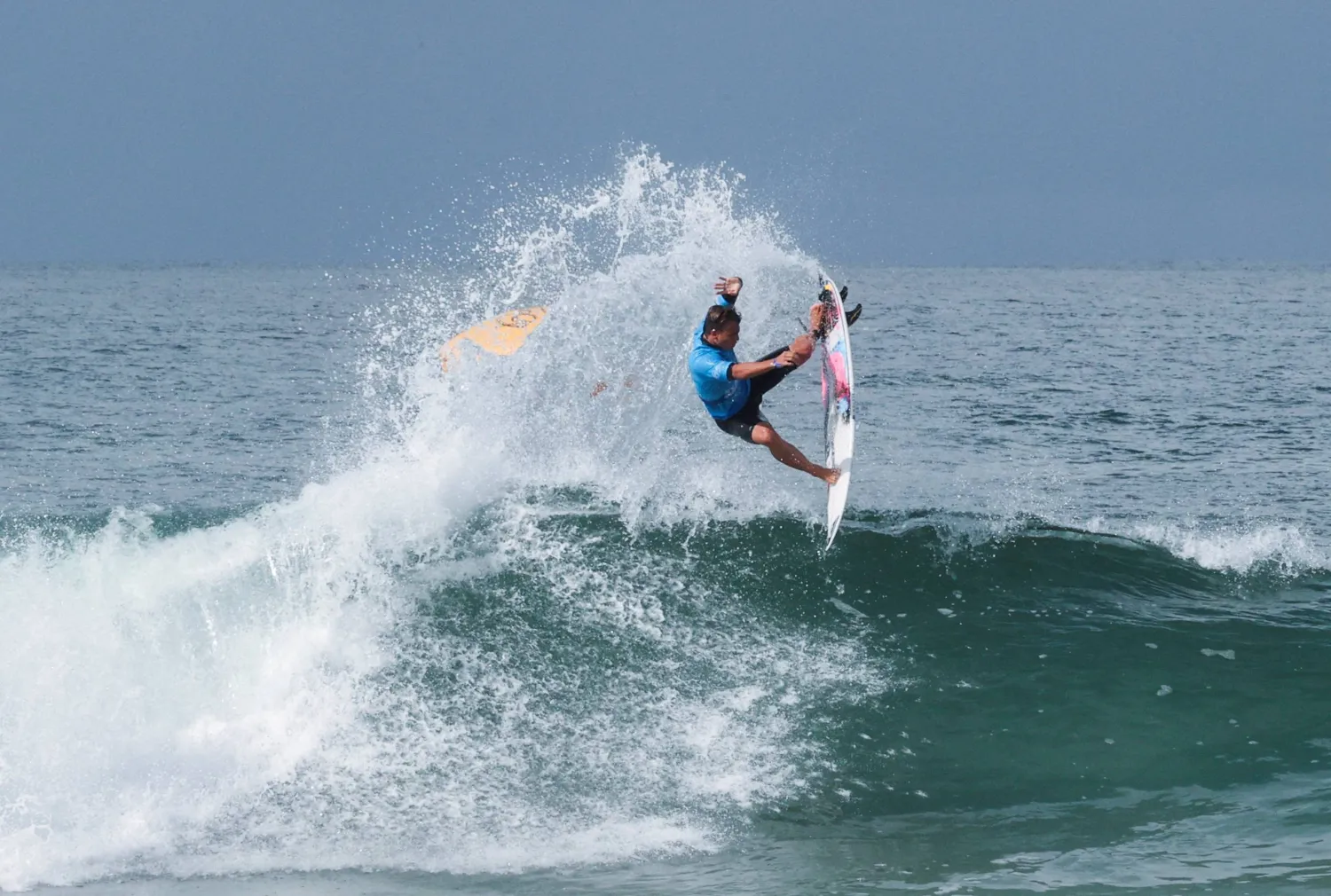 سيتنافس أفضل راكبي الأمواج في العالم على الذهب الأولمبي (رويترز)