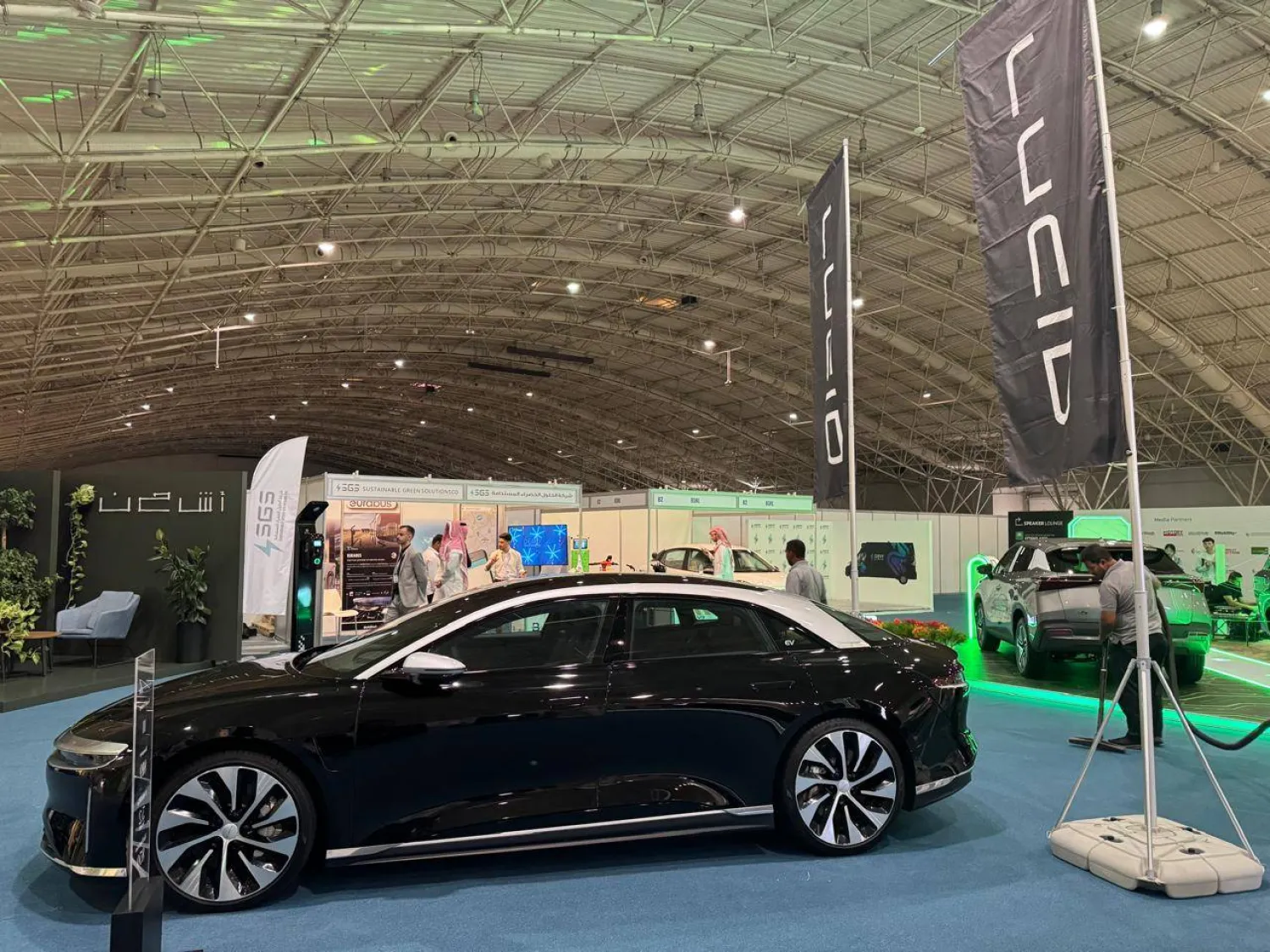 سيارة «لوسد» في المعرض المصاحب للمنتدى العالمي للمركبات الكهربائية وتكنولوجيا التنقل 2024 (الشرق الأوسط)