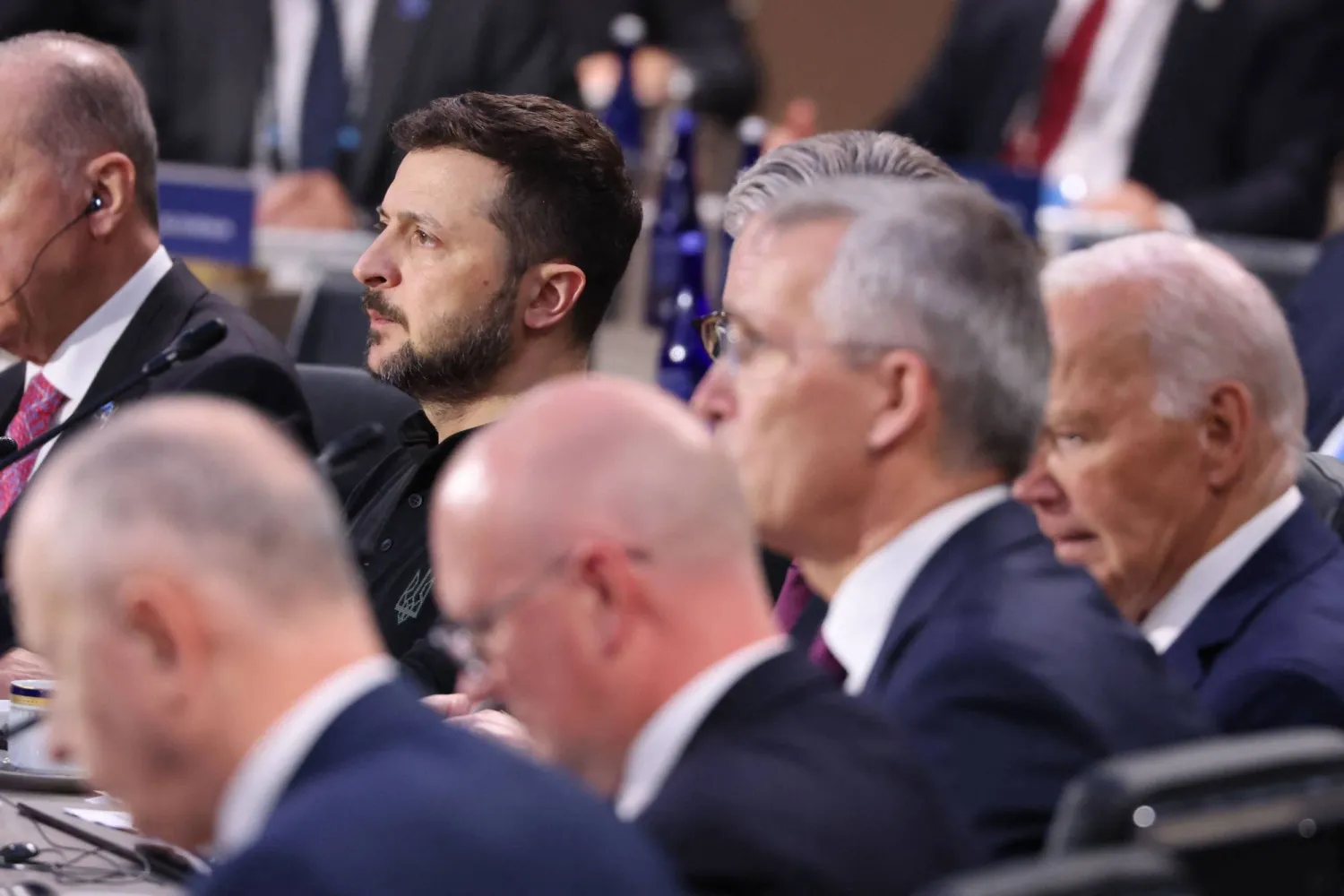 الرئيس فولوديمير زيلينسكي يحضر اجتماعاً يخص أوكرانيا مع قادة «الناتو» (أ.ف.ب)