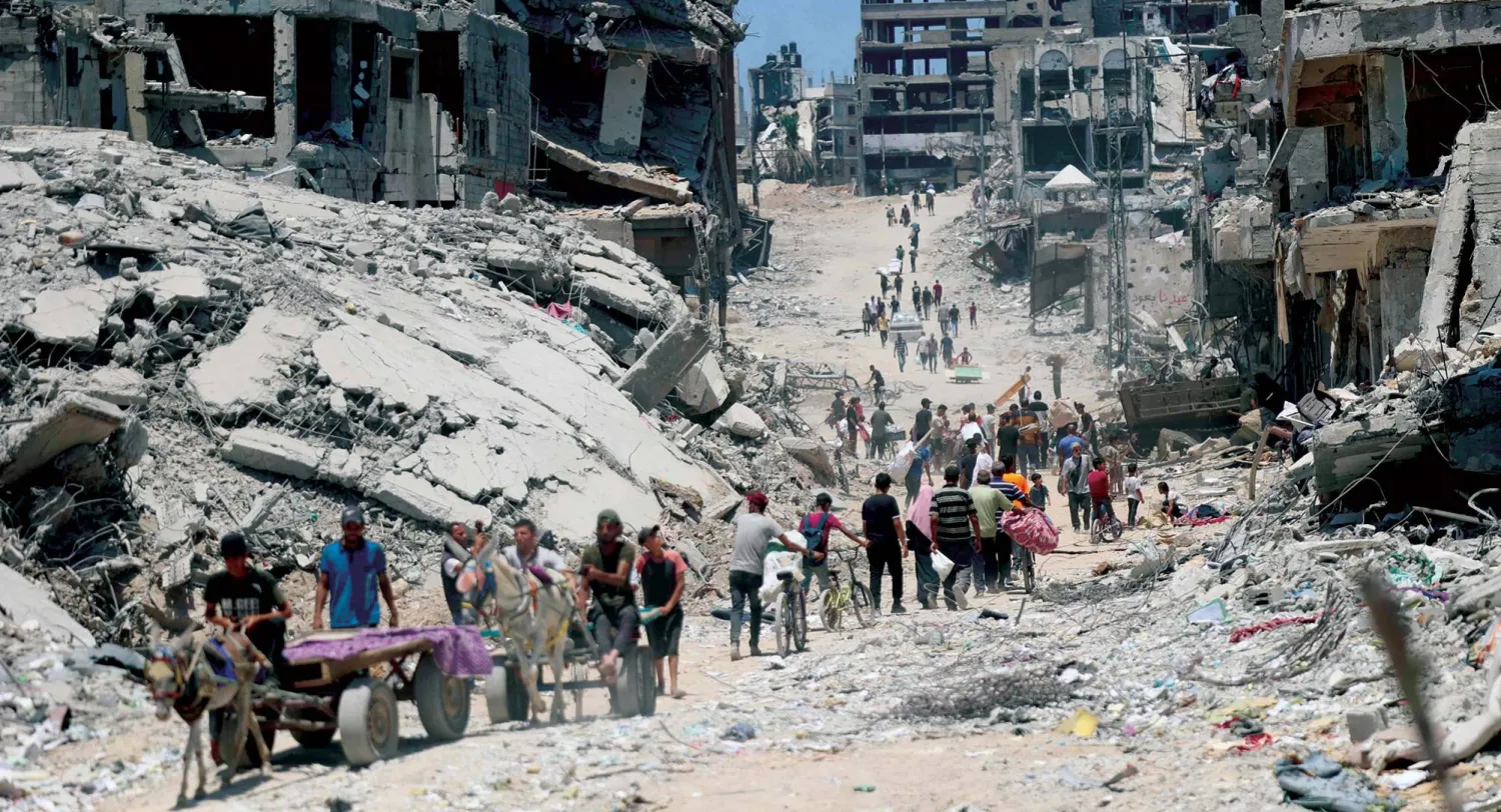  نازحون وسط الدمار في حي الشجاعية شرق مدينة غزة أمس (أ.ف.ب)