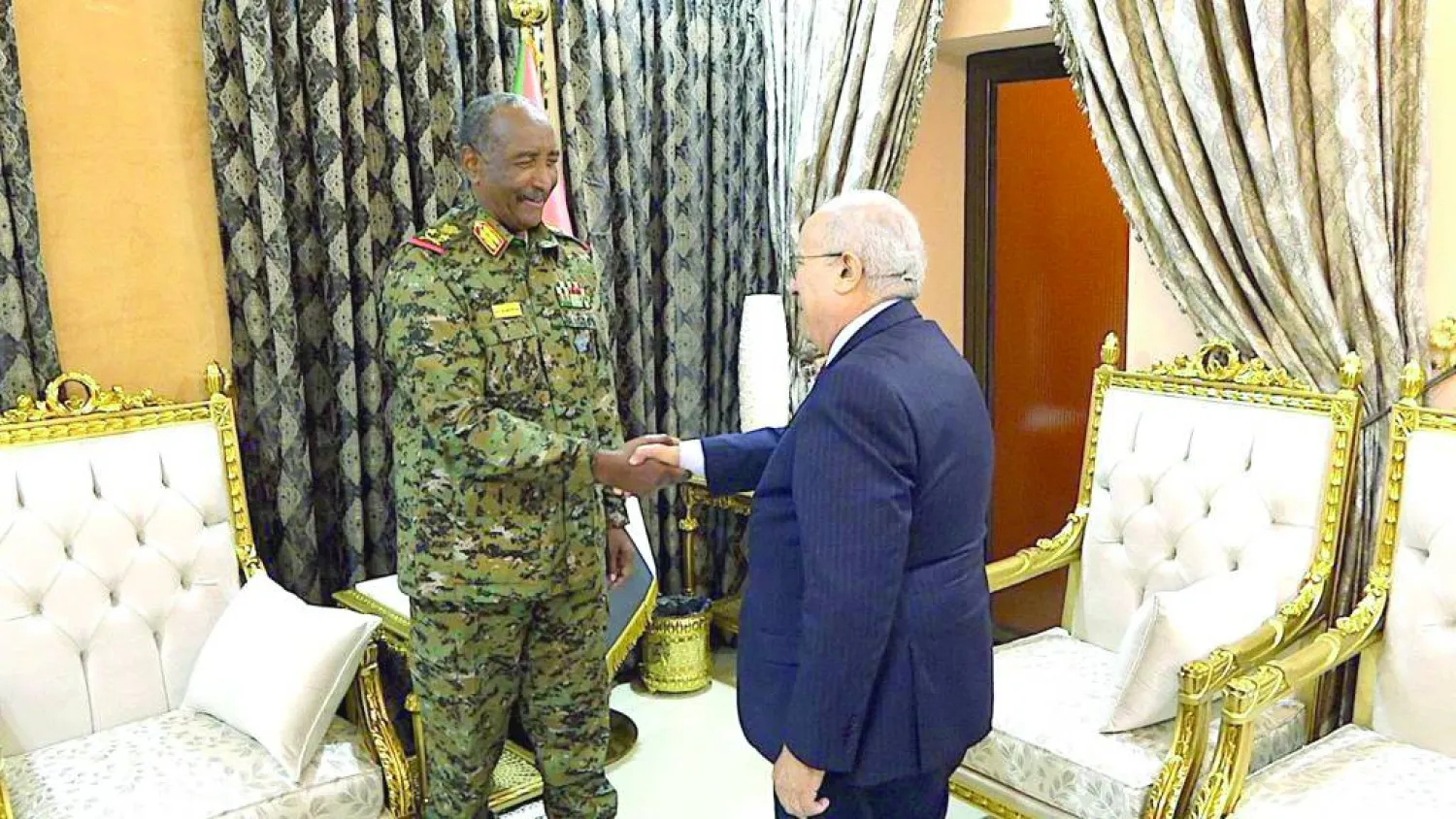 
البرهان مستقبلاً المبعوث الأممي إلى السودان رمطان 
لعمامرة في يناير الماضي (وكالة السودان للأنباء)