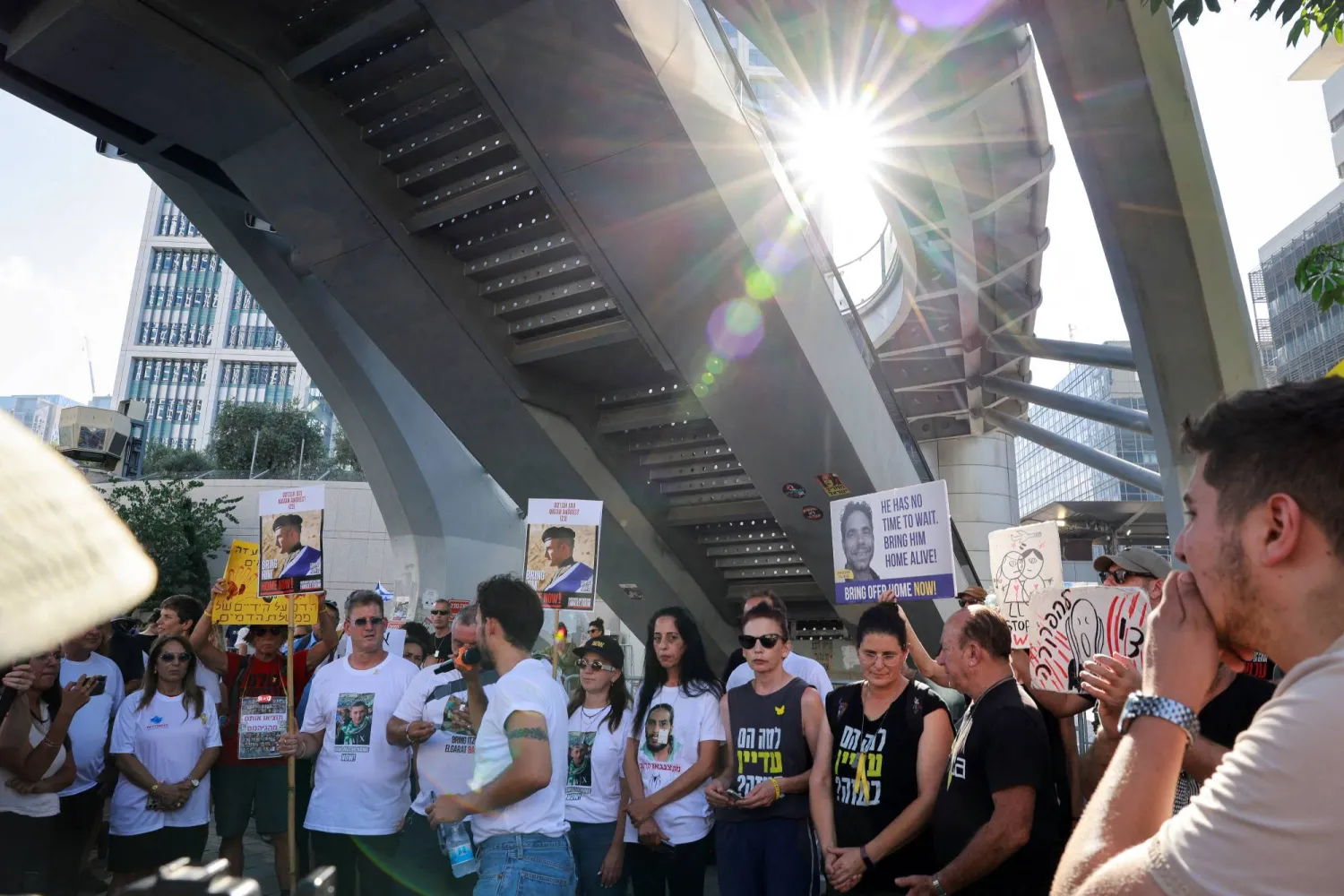 أهالي محتجزين في غزة يتظاهرون في تل أبيب (رويترز)