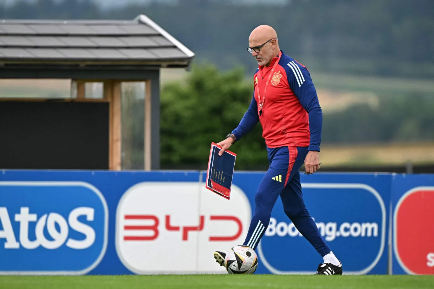 ينتظر المنتخب الإسباني الآن مباراة أخيرة لفرض سحره والتألق (أ.ف.ب)