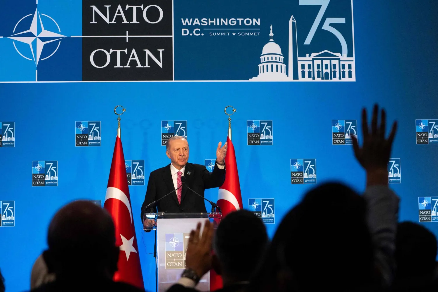 الرئيس التركي يتحدث خلال مؤتمر صحافي على هامش قمة حلف «الناتو» في واشنطن الخميس (أ.ف.ب)