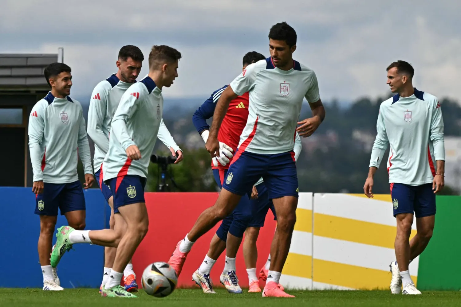 رودري يستعد رفقة زملائه بمنتخب إسبانيا لخوض النهائي الأوروبي (أ.ف.ب)