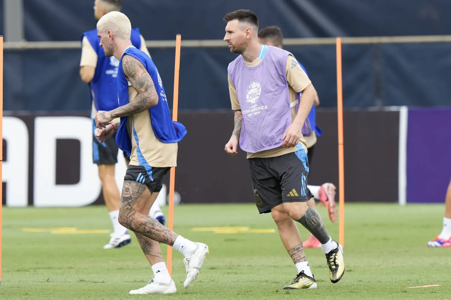 Argentina's Lionel Messi, right, and Rodrigo De Paul warm up during a trainning session ahead of the Copa America soccer final, Saturday, July 13, 2024, in Miami. (AP Photo/Lynne Sladky)